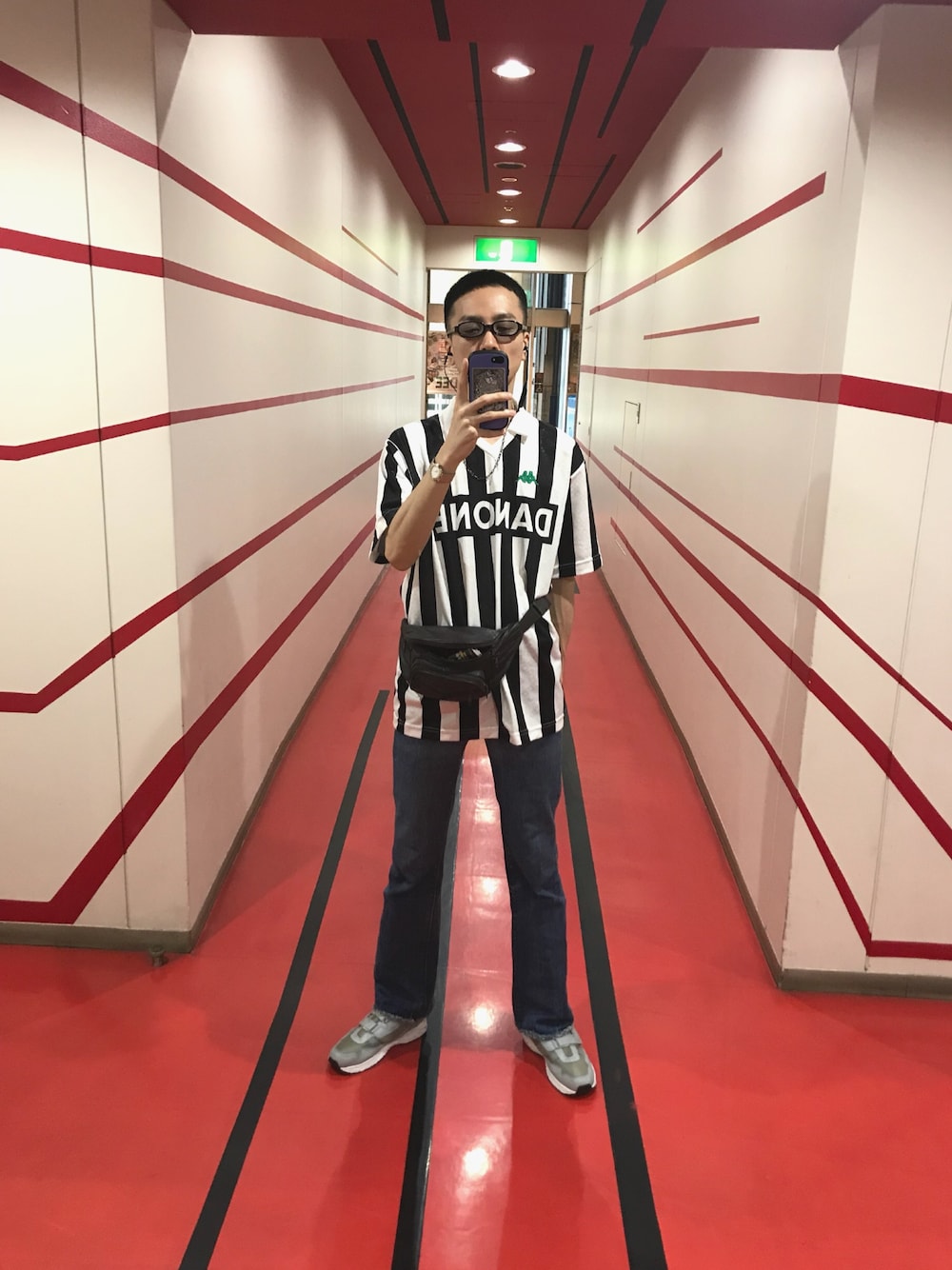 「サッカー、ユベントス、イタリア、古着、リーバイス、Levi's、フレアパンツ、dadshoes、ユニフォーム、ウエストポーチ」｜「advanのアイテム（スニーカー、グレー系）」を使った、GOMAFU【singer】さん（メンズ・175cm）の夏コーディネートの1枚目の写真