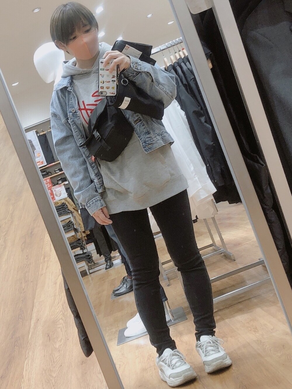 「カジュアルコーデ」｜「STUSSYのアイテム（パーカー、グレー系）」を使った、ぽむまめこさん（レディース・155cm）の春コーディネートの1枚目の写真