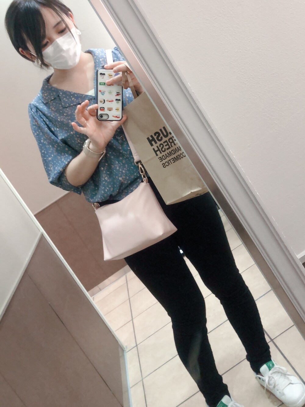「サックスブルー、休日スタイル」｜「no brandのアイテム（イヤリング、シルバー系）」を使った、ぽむまめこさん（レディース・155cm）の春コーディネートの1枚目の写真