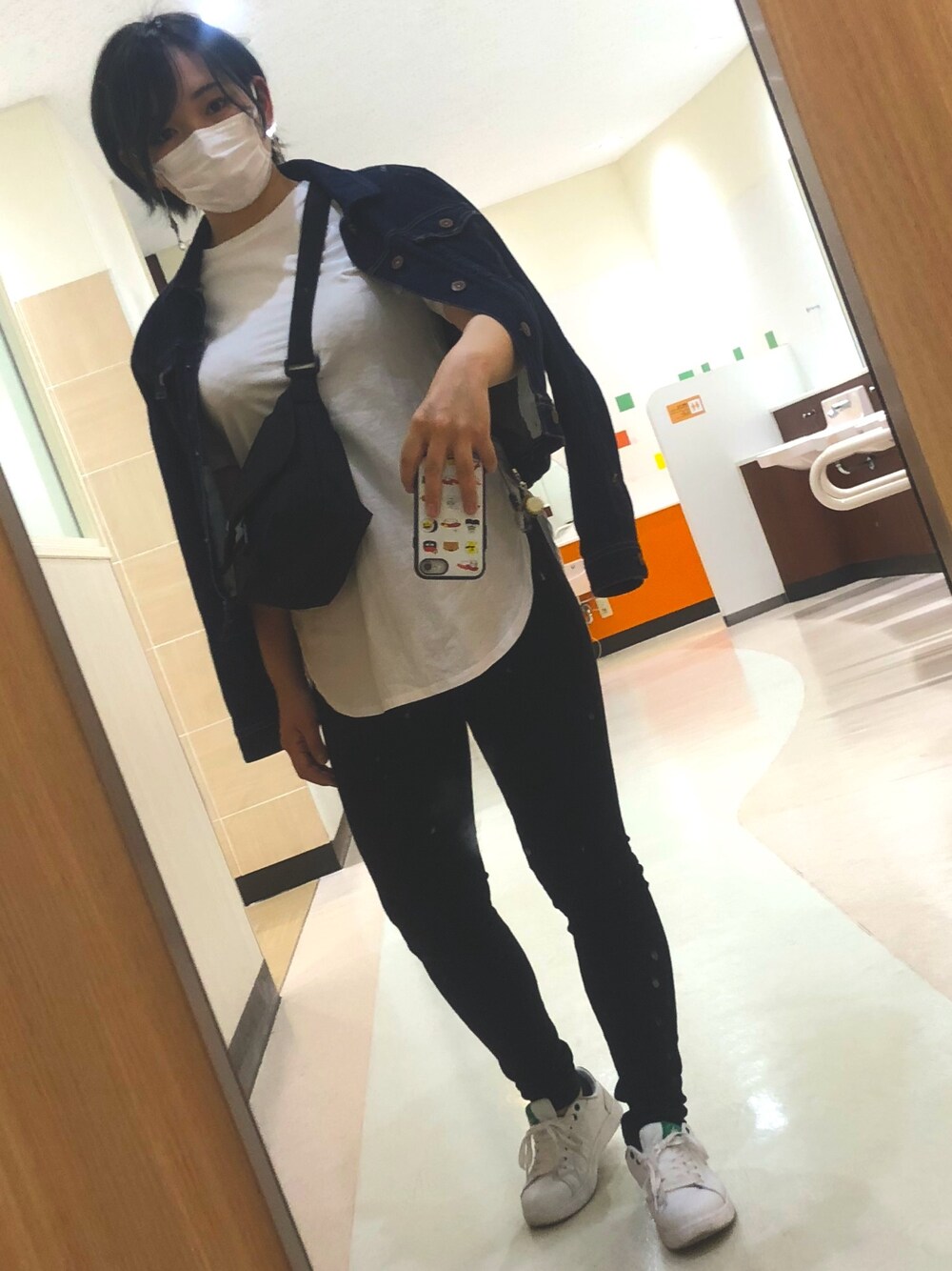 「ラフコーデ、ラフスタイル、主役はイヤリング」｜「earth music&ecologyのCOTTON USAデニム（Gジャン）＊（デニムジャケット、ブルー系）」を使った、ぽむまめこさん（レディース・155cm）の春コーディネートの1枚目の写真