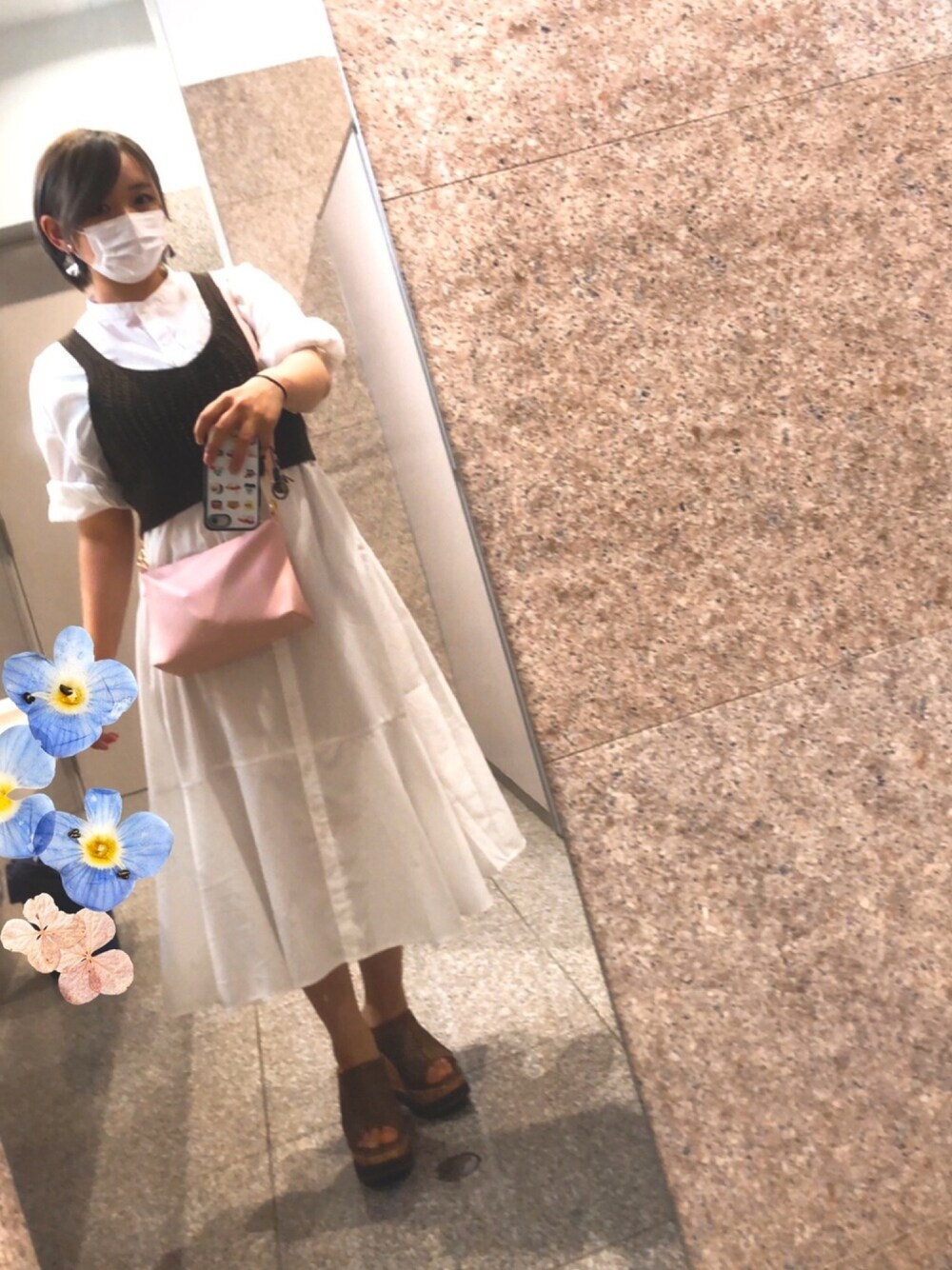 「GUコーデ、シャツワンピ、GUシャツワンピ、ホワイト×ブラウン、ビスチェ」｜「GUのアイテム（ベスト、ブラウン系）」を使った、ぽむまめこさん（レディース・155cm）の夏コーディネートの1枚目の写真