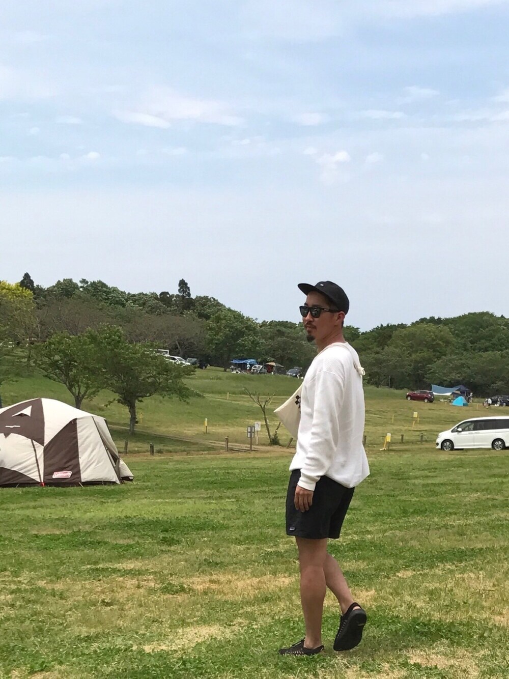 ホワイト系のTシャツ/カットソー、ブラック系のその他パンツ、ブラック系のサンダルを着用したメンズの春コーディネートの1枚目の写真