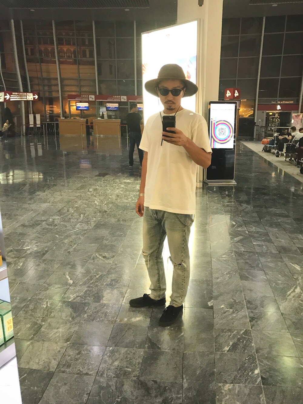 「シンプルコーデ、ootd、夏、ダメージデニムパンツ、白Tシャツ、brixton、デニム、デニムパンツ、シンプル、outfit」｜「HANESの【Hanes】 ジャパンフィットクルーネック2P(2枚組)（Tシャツ/カットソー、ホワイト系）」を使った、macoさん（メンズ・180cm）の夏コーディネートの1枚目の写真
