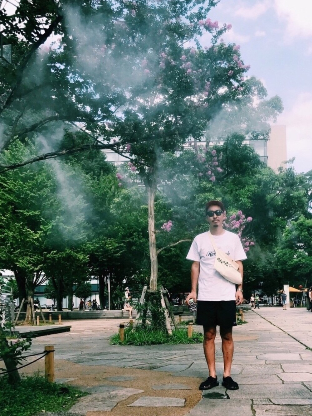 ブラック系のその他パンツ、ブラック系のサンダル、ベージュ系のショルダーバッグを着用したメンズの夏コーディネートの1枚目の写真