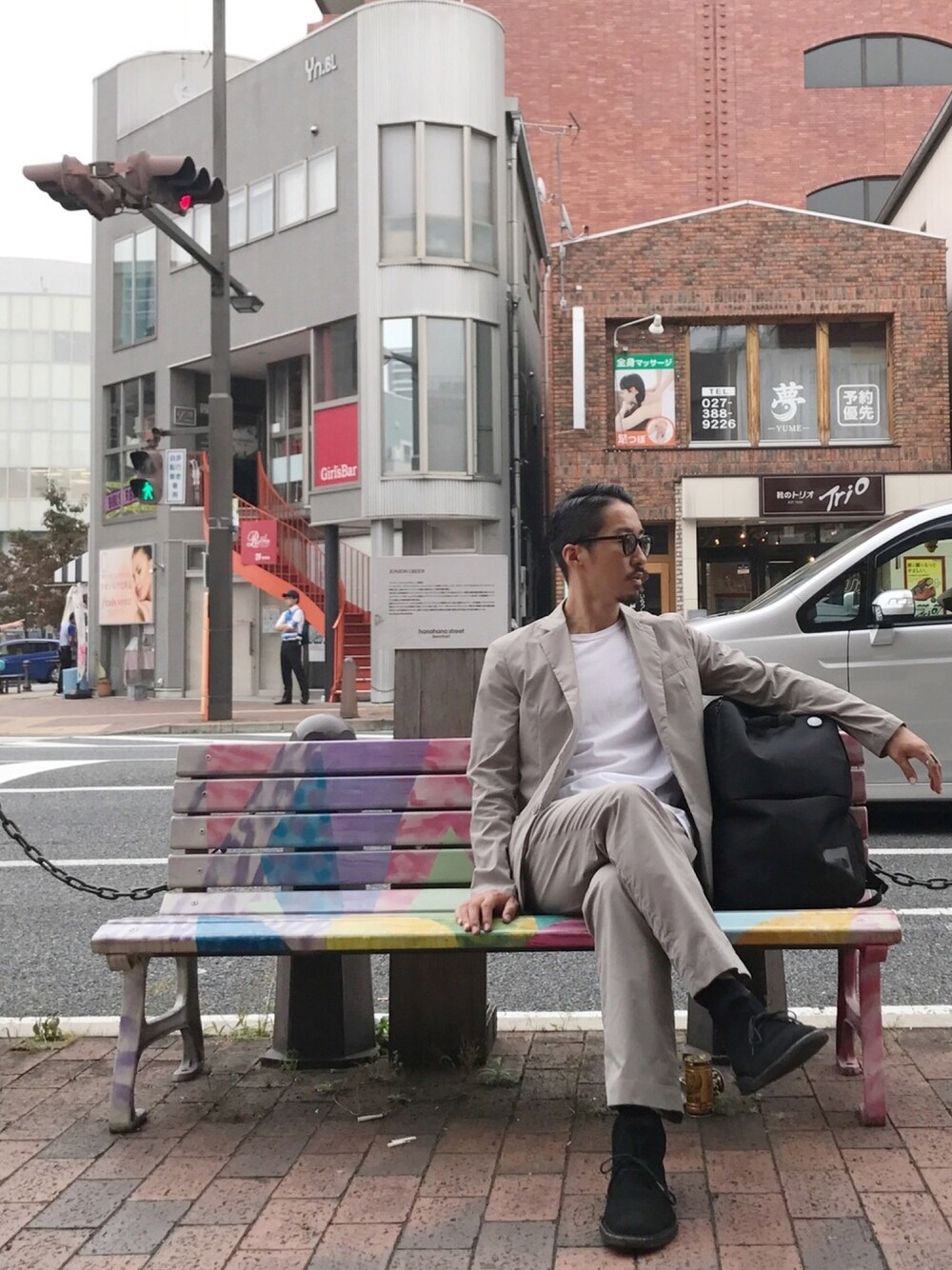 ホワイト系のTシャツ/カットソー、グレー系のその他パンツ、ブラック系のブーツを着用したメンズの秋コーディネートの1枚目の写真