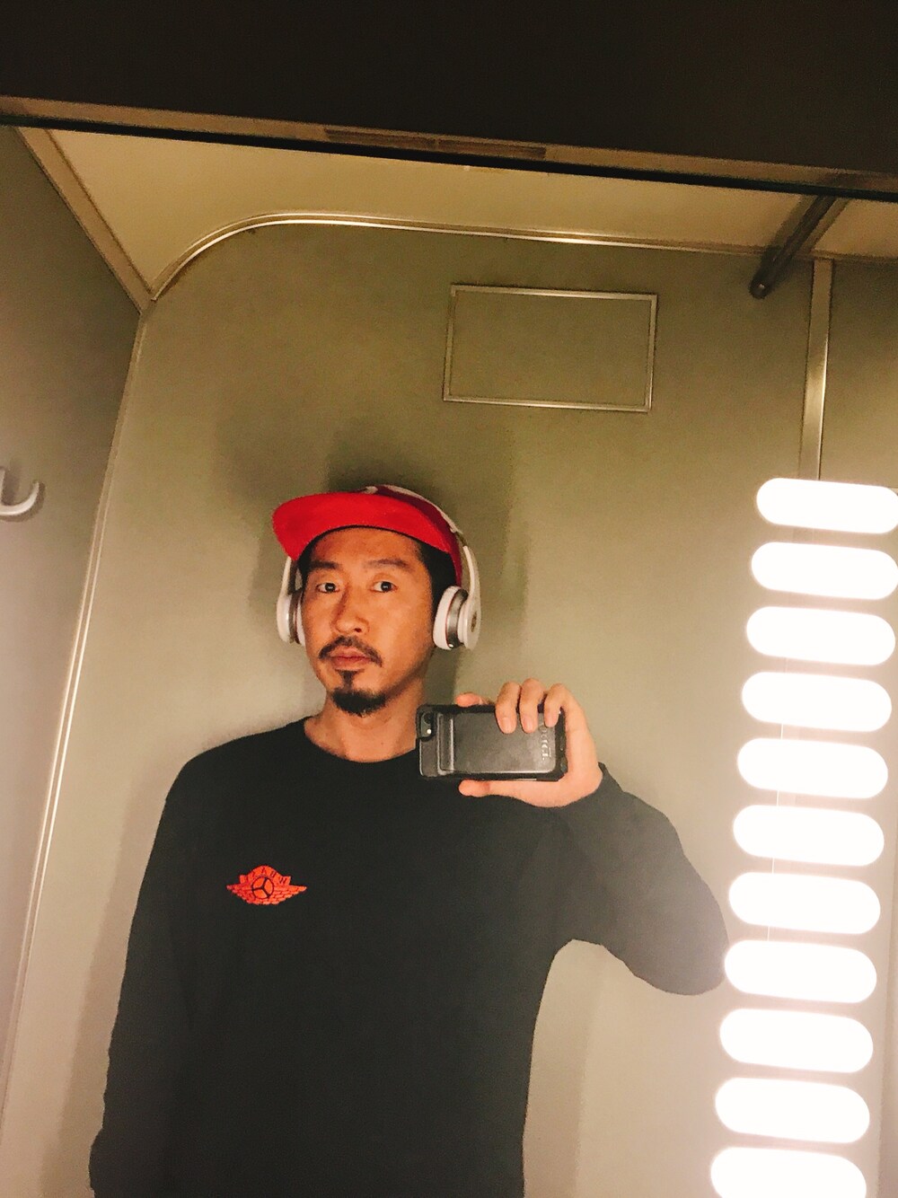 「シンプル、ootd、supreme、ブラック、レッド、fashion、outfit、キャップ、シンプルコーデ」｜「Supreme のアイテム（キャップ、レッド系）」を使った、macoさん（メンズ・180cm）の冬コーディネートの1枚目の写真