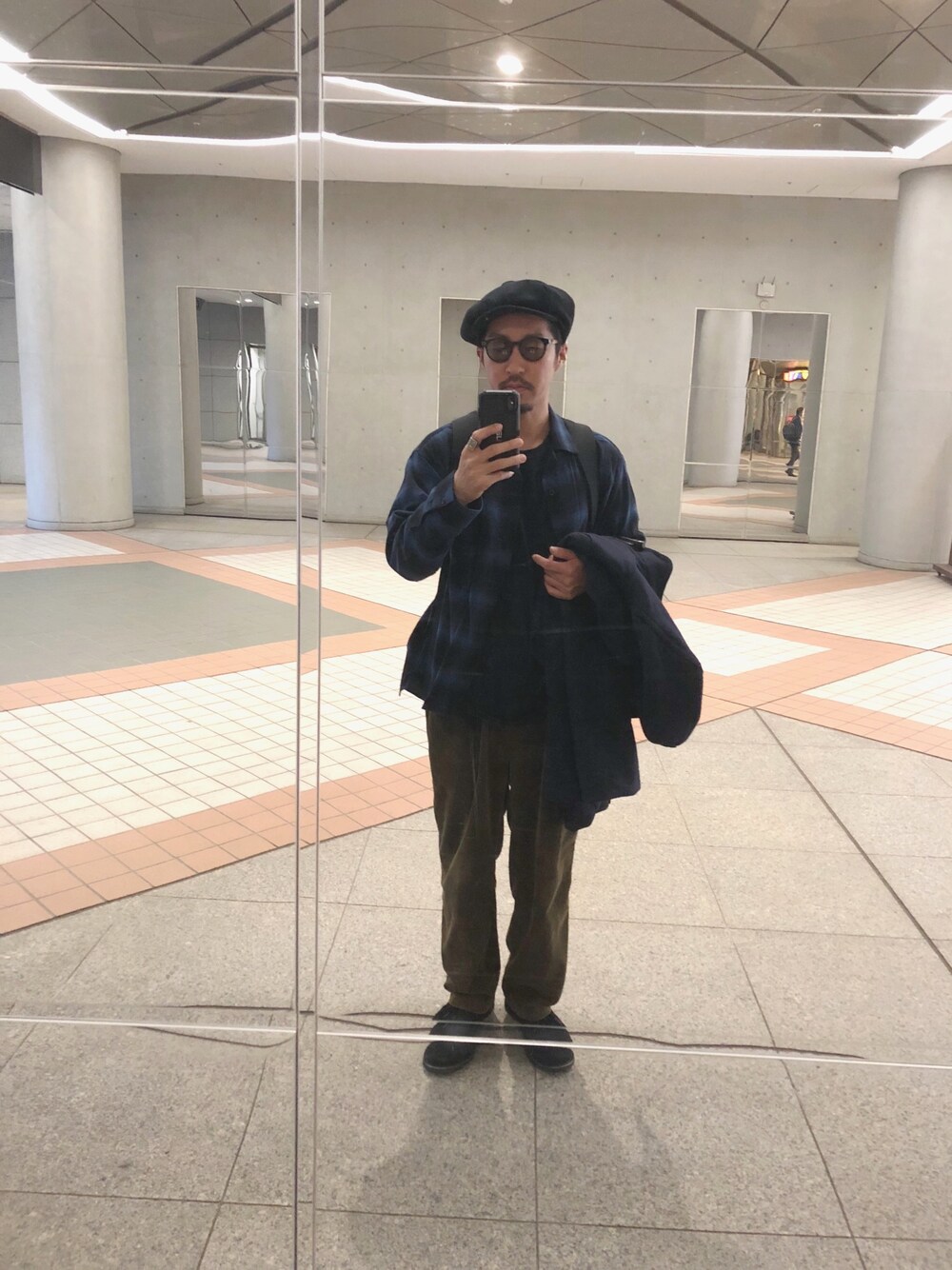 「ootd、冬、ダッフルコート、コーデュロイ、コーデュロイパンツ、Ralph Lauren、clarks、ブーツ、キャスケット、シャツスタイル」｜「POLO RALPH LAURENのアイテム（その他パンツ、グリーン系）」を使った、macoさん（メンズ・180cm）の冬コーディネートの1枚目の写真