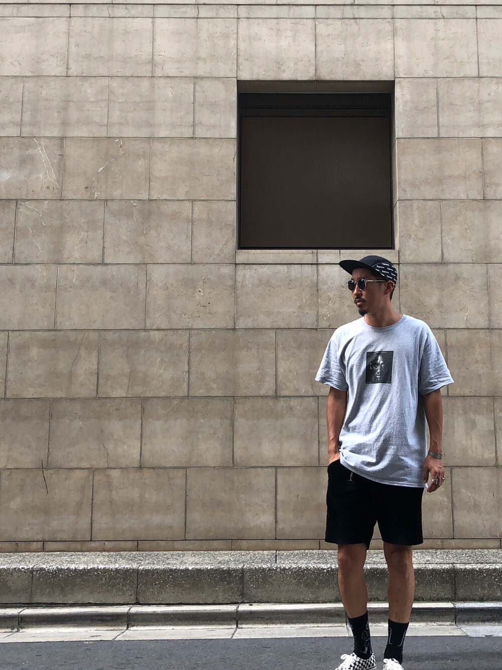 グレー系のTシャツ/カットソー、ブラック系のスニーカー、その他のサングラスを着用したメンズの夏コーディネートの1枚目の写真