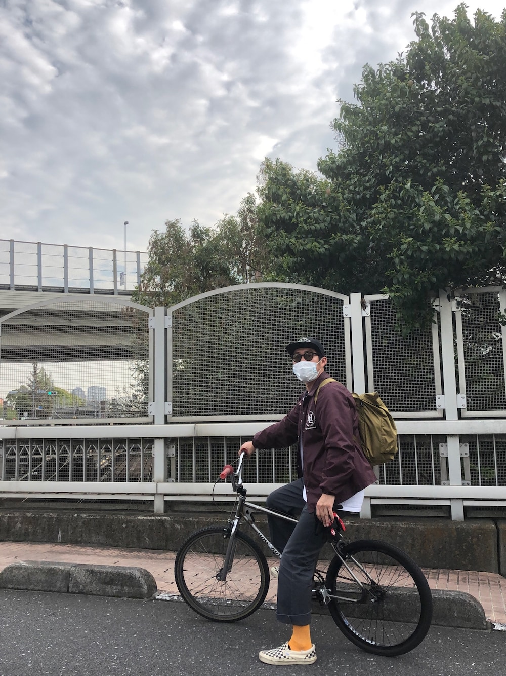 レッド系のその他アウター、グレー系のその他パンツ、グレー系のスニーカーを着用したメンズの春コーディネートの1枚目の写真