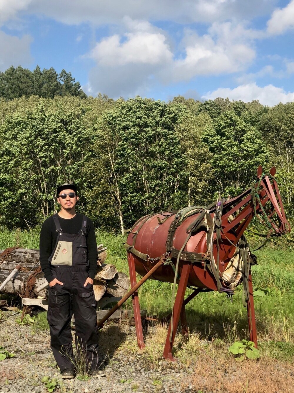 ブラック系のサロペット/オーバーオール、ブラック系のブーツ、ブラック系のTシャツ/カットソーを着用したメンズの秋コーディネートの1枚目の写真