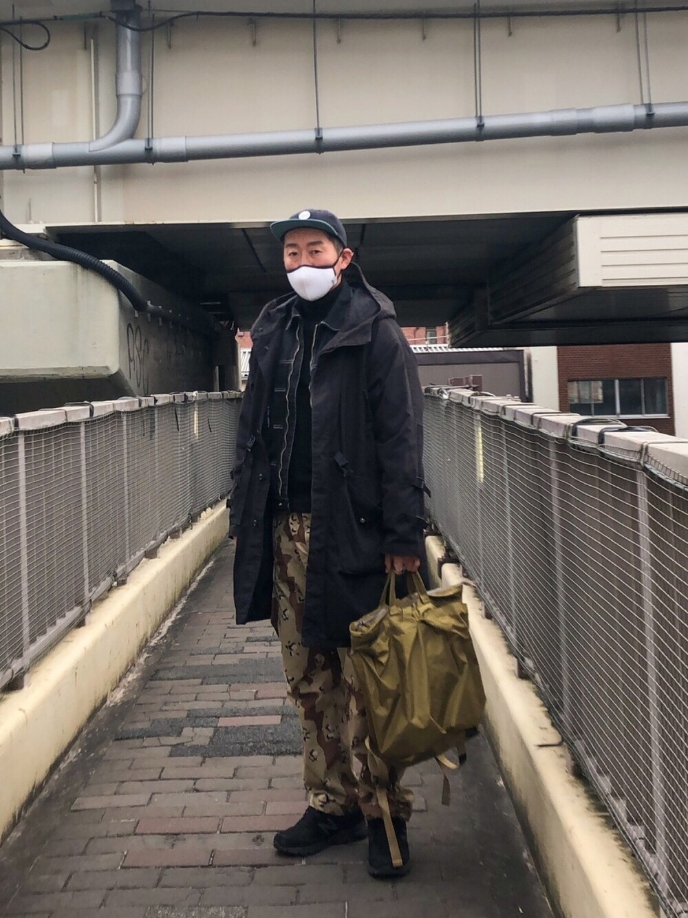 ブラック系のマウンテンパーカー、ブラック系のジャケット/アウター、その他のカーゴパンツを着用したメンズの冬コーディネートの1枚目の写真