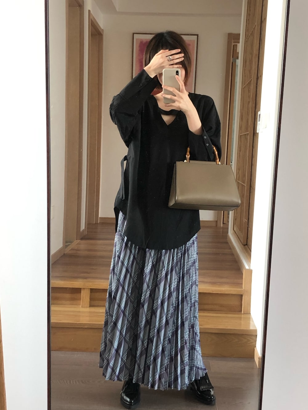 「ootd、日系极简」｜「UN3D.のアイテム（シャツ/ブラウス、ブラック系）」を使った、是阿金诶_(かな)さん（レディース・163cm）の秋コーディネートの1枚目の写真