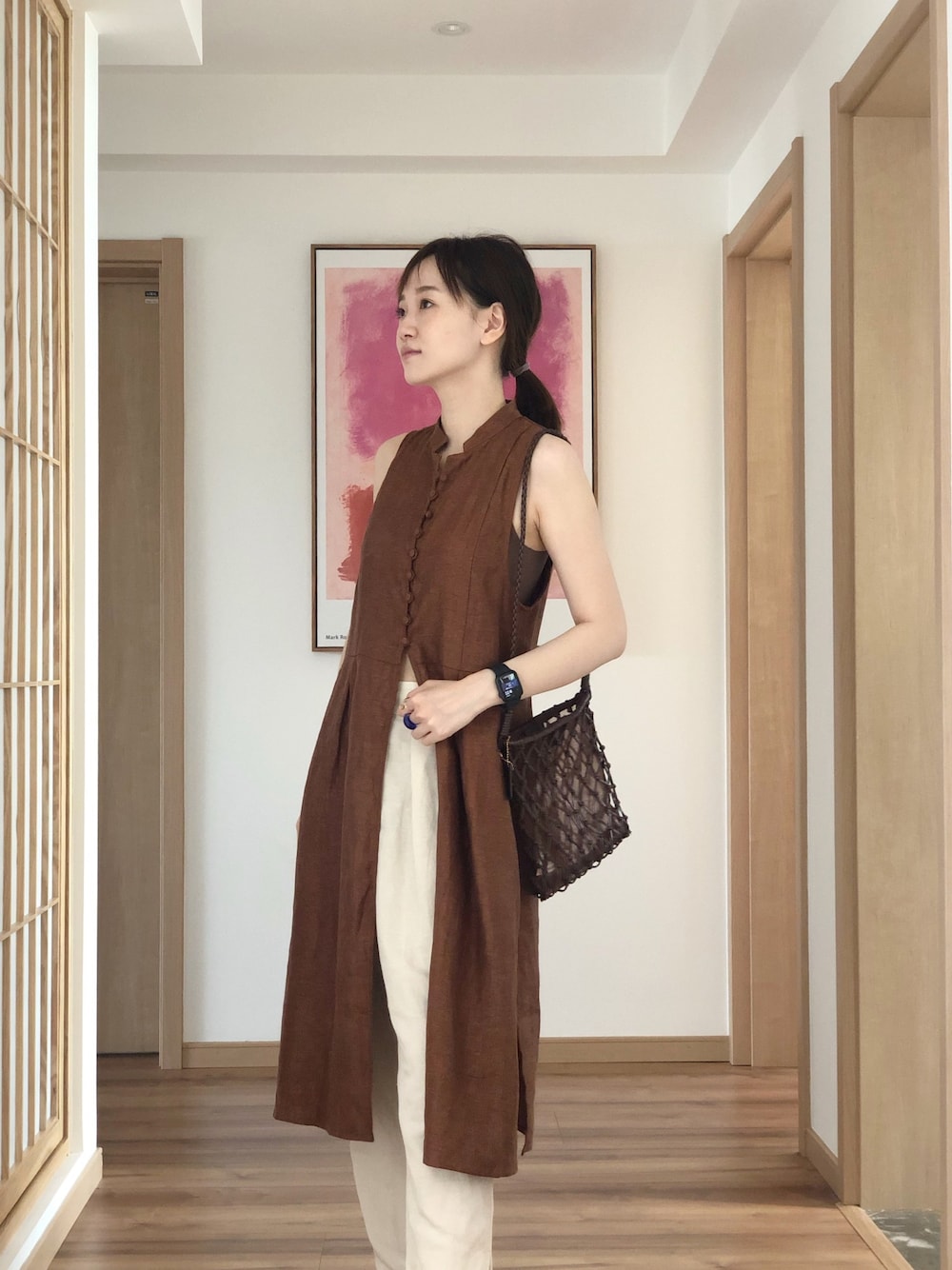 「TODAYFULのヘリンボーンリネンベスト（ベスト、ブラウン系）」を使った、是阿金诶_(かな)さん（レディース・162cm）の夏コーディネートの1枚目の写真