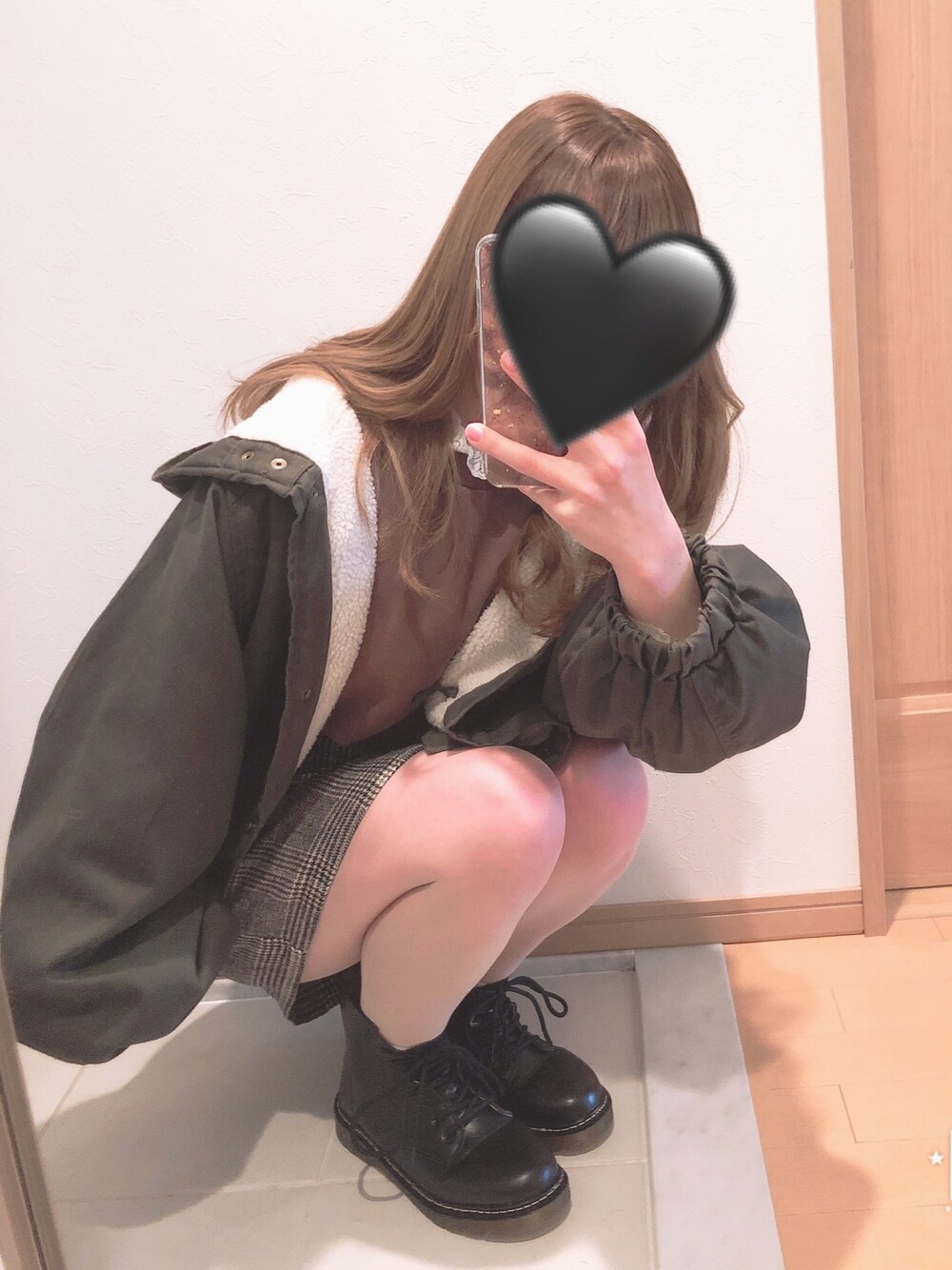 「低身長、シンプルコーデ、おしゃれさんと繋がりたい、冬、新年一発目、ガーリー、ブーツ、ボア、袖フリル、スカート」｜「mysty womanの裏毛衿レース付プルオーバー（Tシャツ/カットソー、ブラウン系）」を使った、Hさん（レディース・154cm）の冬コーディネートの1枚目の写真