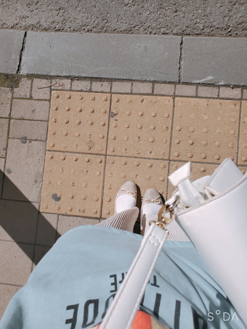 「足元くら部、足元、目線、自分目線、リブパンツ」｜「AmiAmiの《春夏新色追加！》ラウンドトゥ バレエシューズ（バレエシューズ、ゴールド系）」を使った、itigorouuuさん（レディース・161cm）の夏コーディネートの1枚目の写真
