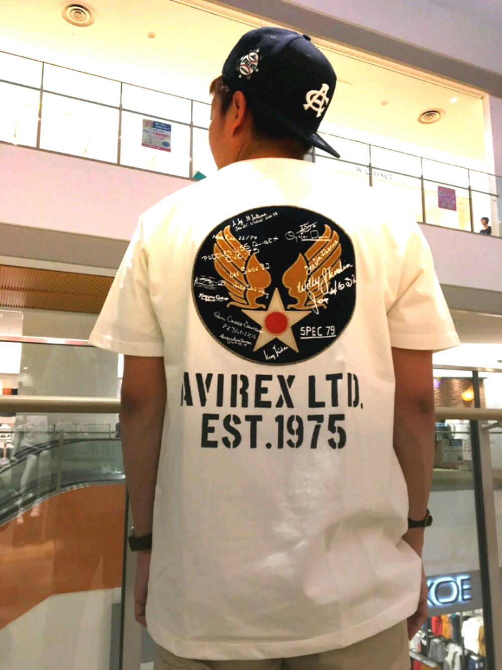 ホワイト系のTシャツ/カットソー、ブルー系のキャップを着用したメンズの夏コーディネートの1枚目の写真