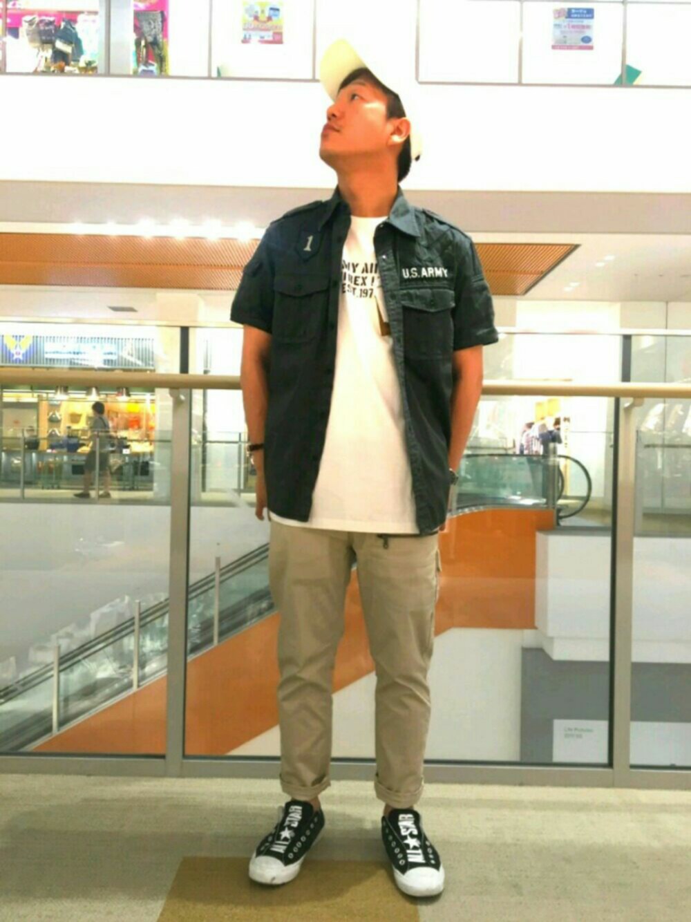 グレー系のシャツ/ブラウス、ベージュ系のその他パンツを着用したメンズの春コーディネートの1枚目の写真