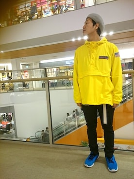 「AVIREX（アヴィレックス）のアイテム（マウンテンパーカー）」を使った、松下晋弥さん（メンズ・168cm）の冬コーディネート