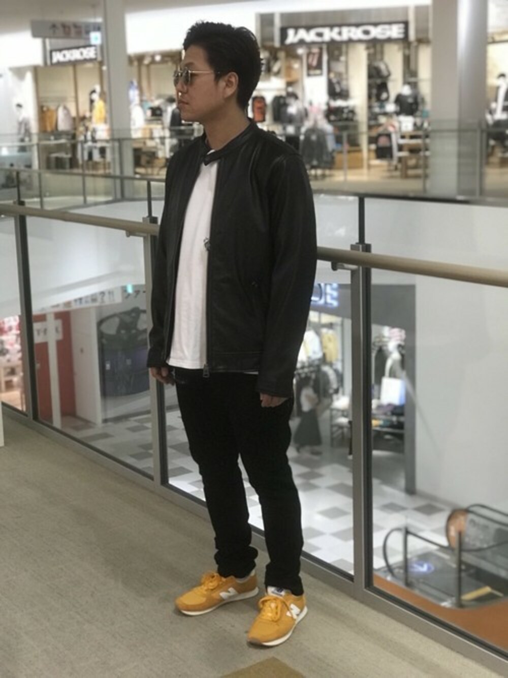 「カジュアル、シンプル、レザージャケット、ライダース、AVIREX、黒、新作、オトナカジュアル、秋冬、エキスポシティ」｜「AVIREXのAVIREX/アヴィレックス/ シープ シングルライダースジャケット/ SHEEP SINGLE RIDERS JACKET（ライダースジャケット、ブラック系）」を使った、松下晋弥さん（メンズ・168cm）の夏コーディネートの1枚目の写真
