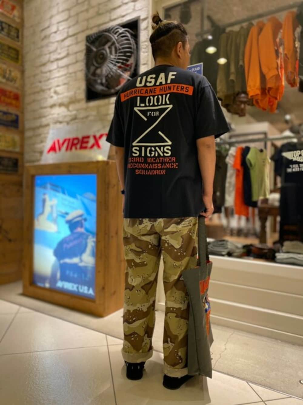 ブラック系のTシャツ/カットソー、その他のその他パンツ、グリーン系のトートバッグを着用したメンズの夏コーディネートの1枚目の写真