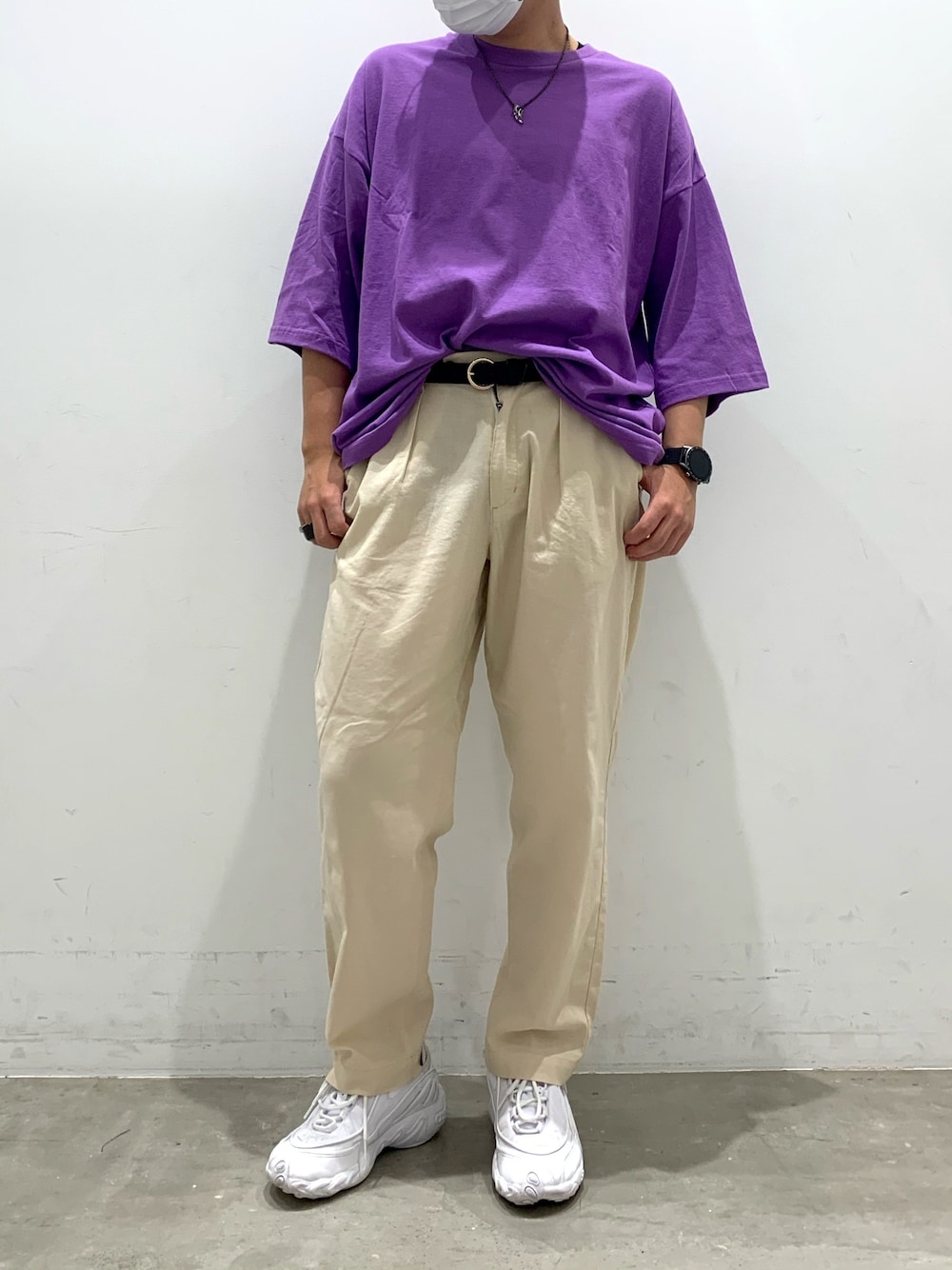 パープル系のTシャツ/カットソー、ベージュ系のスラックス、ブラック系のベルトを着用したメンズの夏コーディネートの1枚目の写真