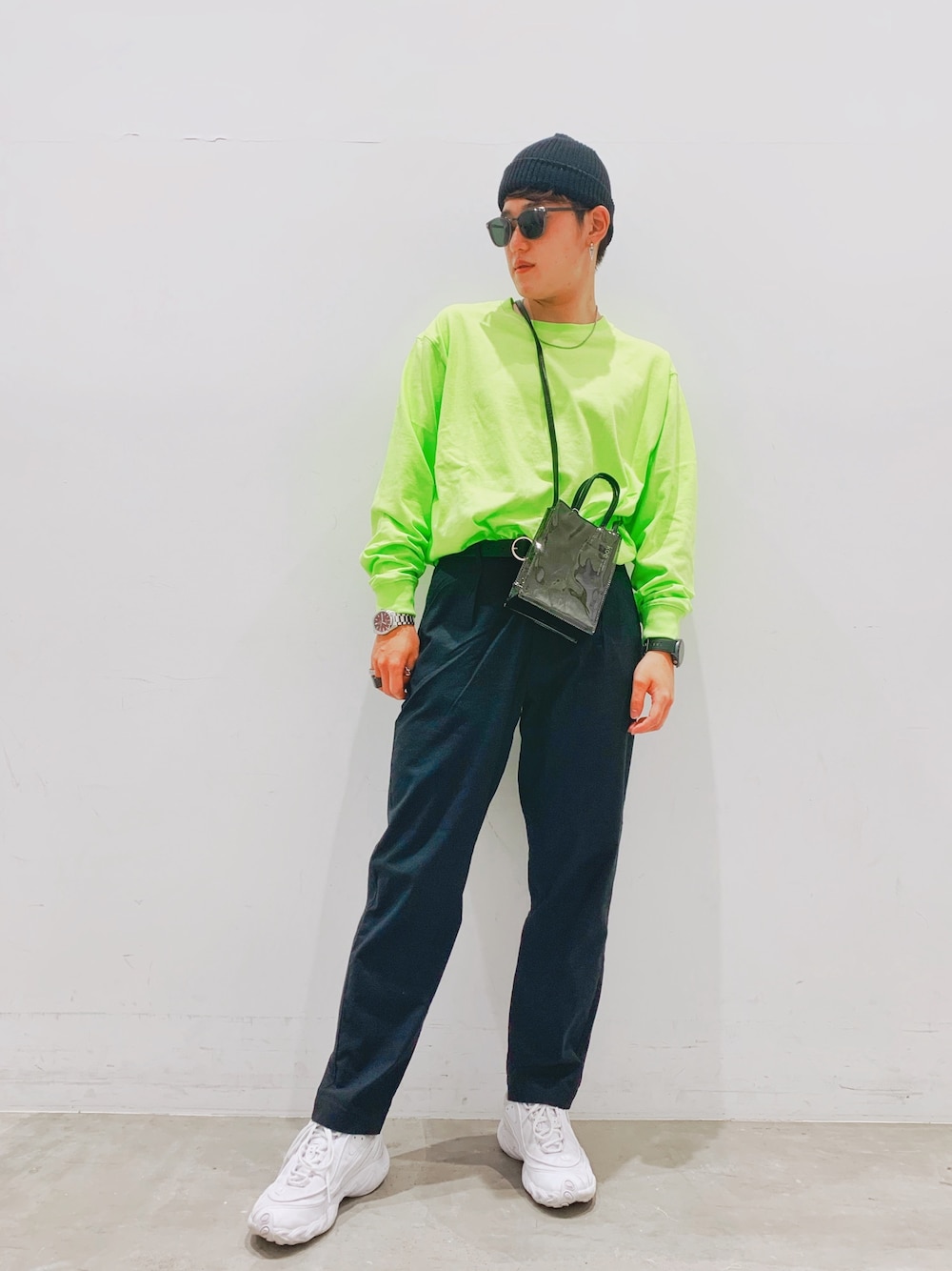 イエロー系のTシャツ/カットソー、ブラック系のトートバッグ、ブラック系のその他パンツを着用したメンズの夏コーディネートの1枚目の写真