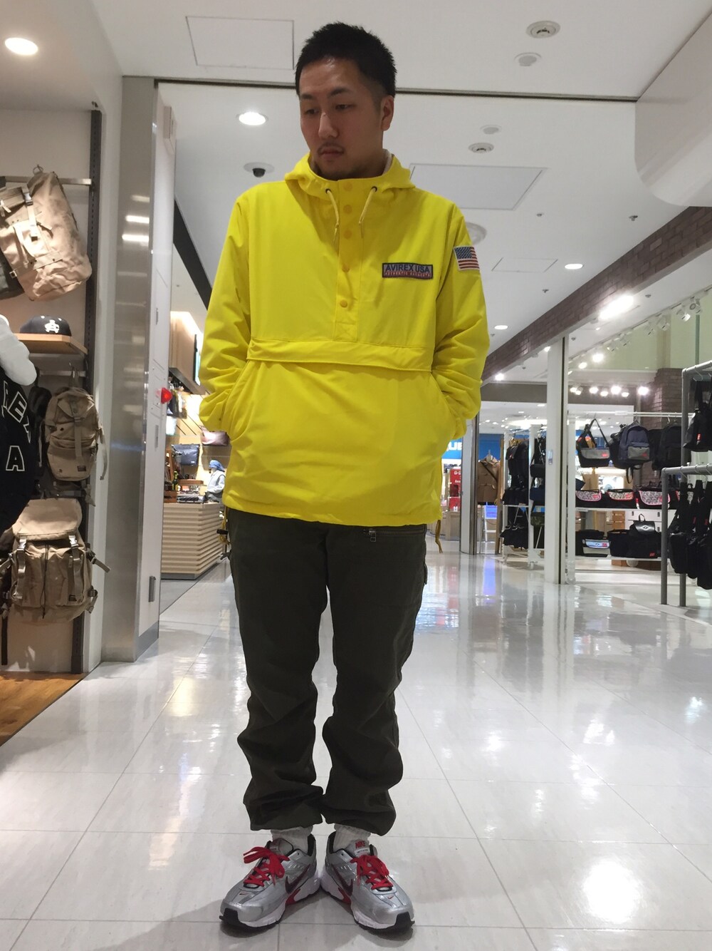 「冬、シンプル、おしゃれさんと繋がりたい、オーバーサイズ、ゆったりコーデ、ソックスイン、ダッドシューズ、春コーデ、ミリタリー、AVIREX」｜「AVIREXのAVIREX/アヴィレックス/ LIGHT WEIGHT STRETCH ANORAK/ ライトウェイト ストレッチ アノラック（マウンテンパーカー、イエロー系）」を使った、toshioさん（メンズ・168cm）の冬コーディネートの1枚目の写真