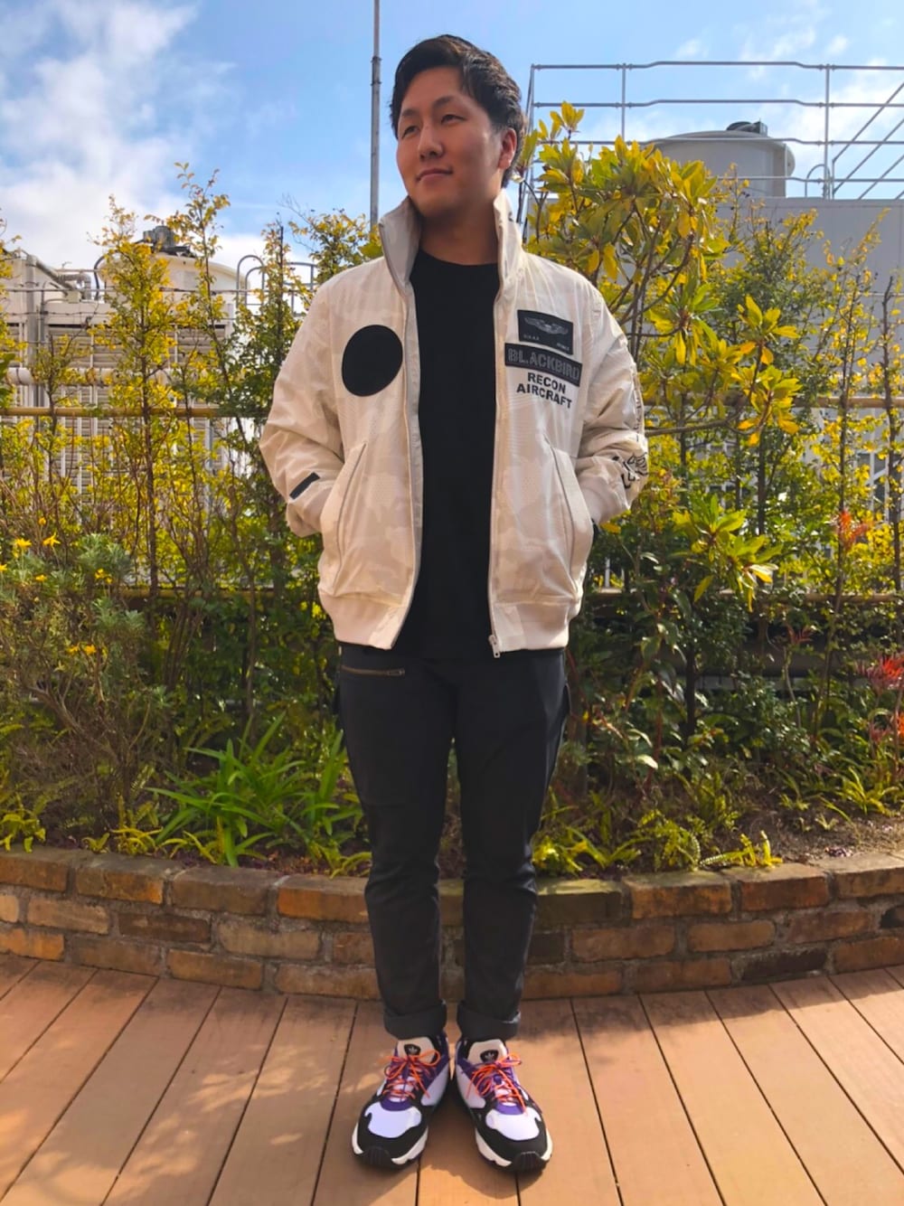 「スニーカー、ミリタリー、カジュアル、AVIREX、ootd、アラフォー、オトナカジュアル、おしゃれさんと繋がりたい、はるコーデ、アラフォーコーデ」｜「AVIREXのAVIREX(アヴィレックス)   ブラックバード スタンドジップ ジャケット/BLACK BIRD STAND ZIP JACKET（ブルゾン、その他）」を使った、toshioさん（メンズ・169cm）の春コーディネートの1枚目の写真
