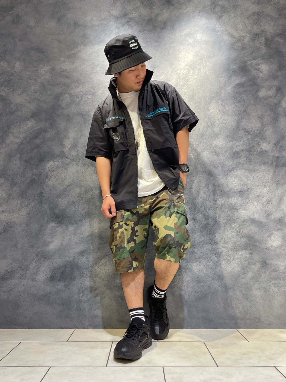 ブラック系のシャツ/ブラウス、その他のカーゴパンツ、ブラック系のハットを着用したメンズの春コーディネートの1枚目の写真