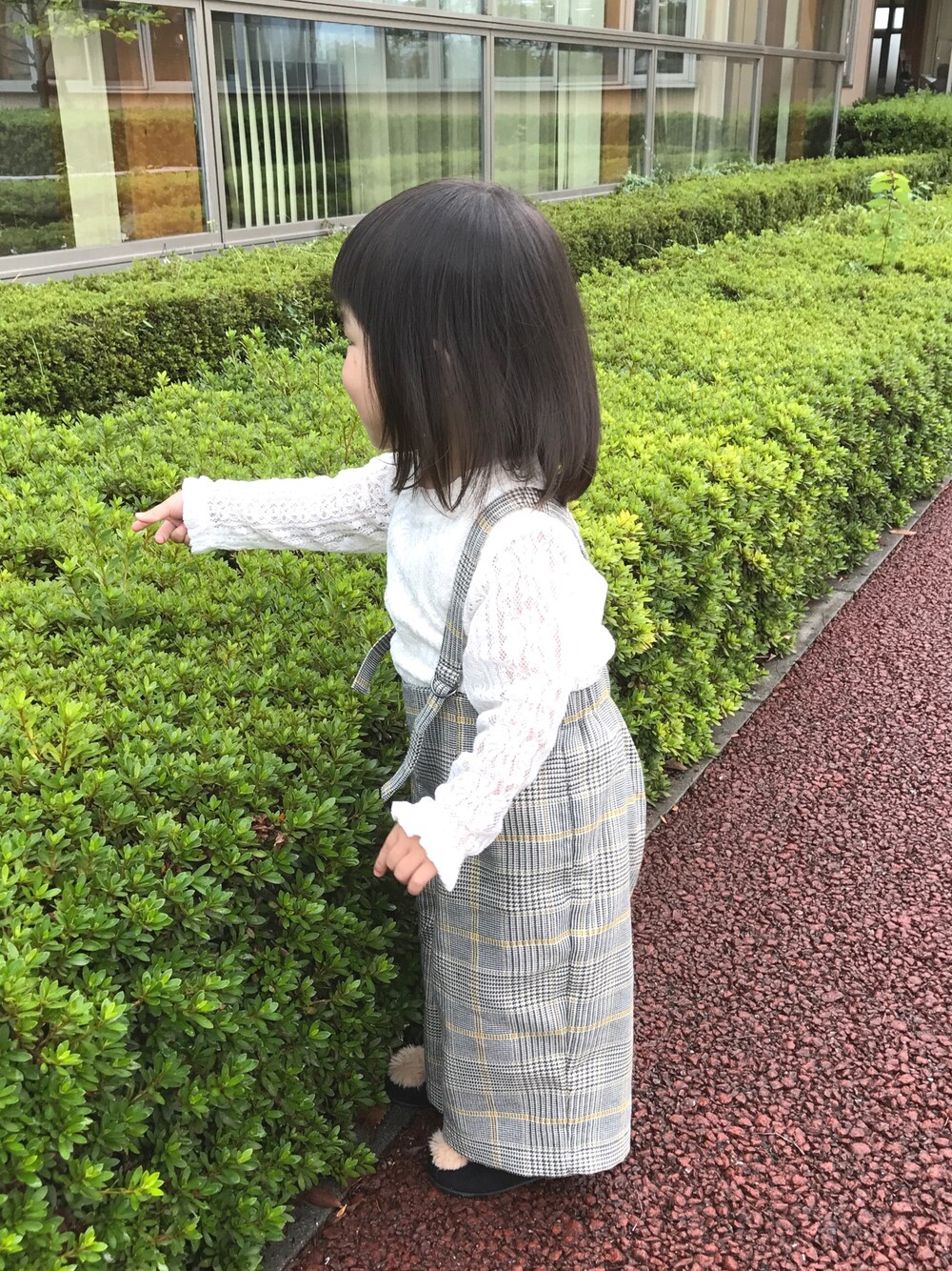 「キッズファッション、秋のコーデ、サロペット、グレンチェック、サスペンダーパンツ、ブラウス、プティマイン(petit main)、プティマイン、アプレレクール、髪の毛伸ばし中」｜「petit mainの衿＆袖口レース長袖プルオーバー（Tシャツ/カットソー、ホワイト系）」を使った、tomorrow✴︎greenさん（キッズ・80cm）の秋コーディネートの1枚目の写真