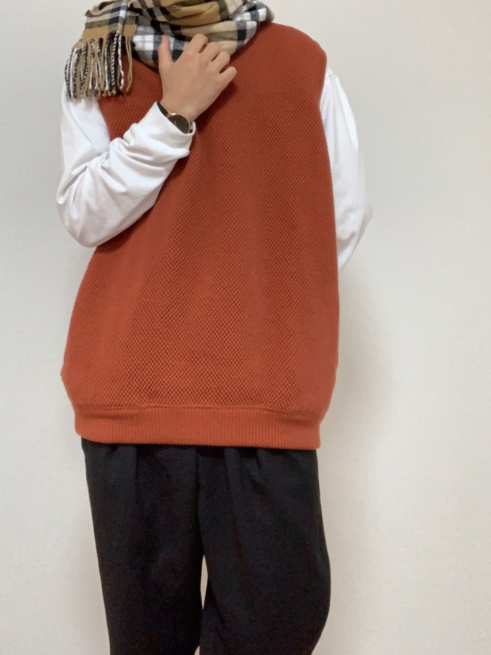 「クレプスキュール、冬コーデ、オトナカジュアル、ワイドパンツ、スラックス、ニットベスト、マフラー、ストール」｜「crepusculeのアイテム（ベスト、レッド系）」を使った、daxさん（メンズ・171cm）の冬コーディネートの1枚目の写真