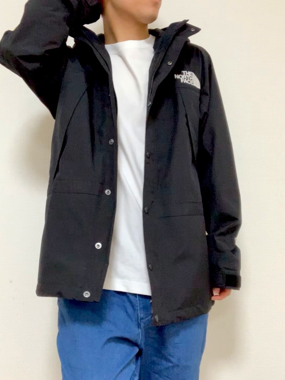 「秋のコーデ、シンプル、オトナカジュアル、おしゃれさんと繋がりたい、GU、ノースフェイス、northface、マウンテンパーカー、白シャツ、白シャツ×デニム」｜「THE NORTH FACEのザ・ノース・フェイス メンズマウンテンパーカー / マウンテンライトジャケット（マウンテンパーカー、ブラック系）」を使った、daxさん（メンズ・171cm）の秋コーディネートの1枚目の写真
