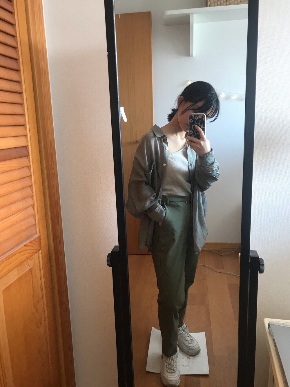 「SENSE OF PLACE by URBAN RESEARCHのビックポケットシアールーズシャツ（シャツ/ブラウス、グリーン系）」を使った、Rさん（レディース・145cm）の春コーディネートの1枚目の写真