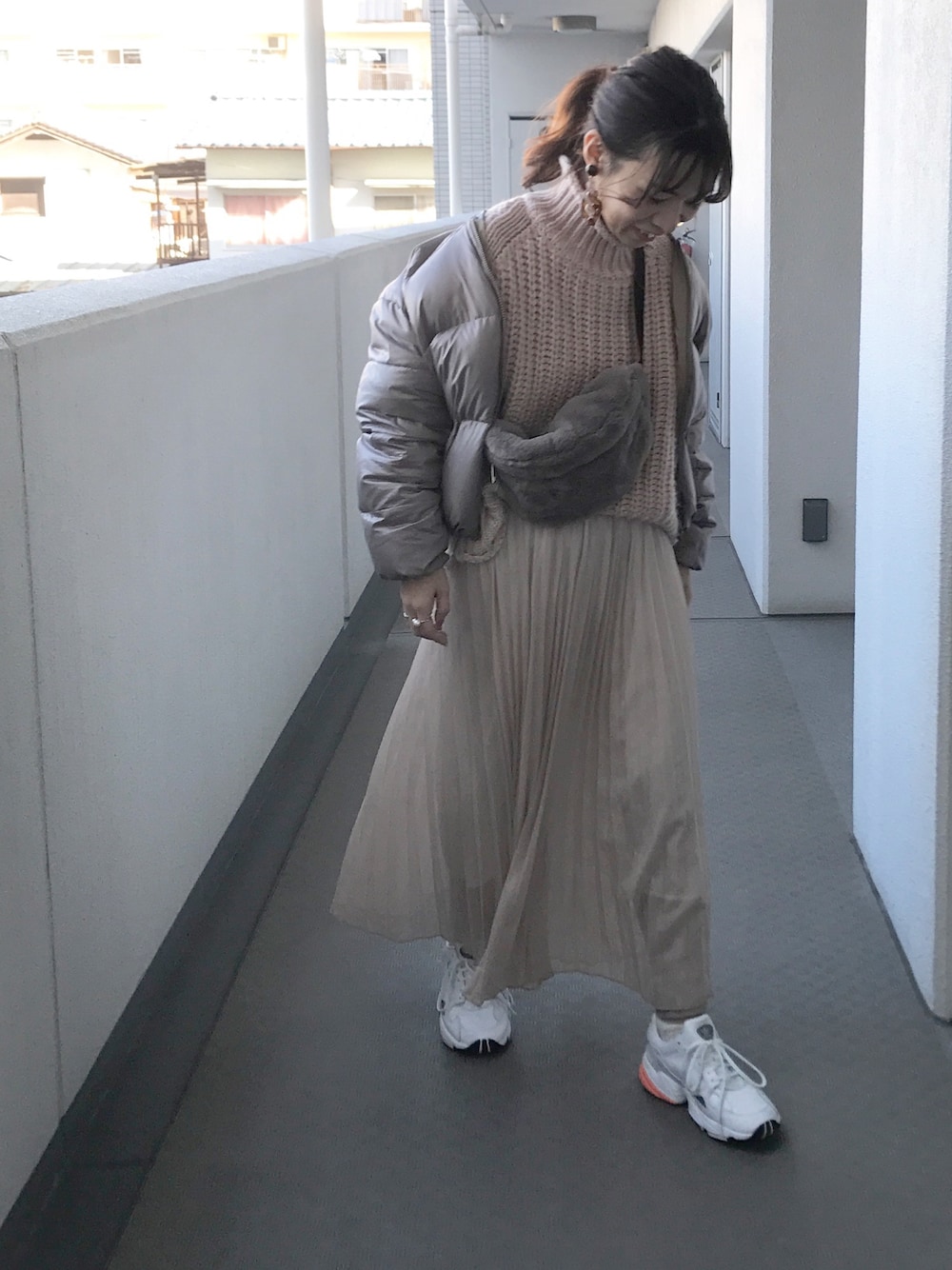 「冬コーデ、オトナ女子、きれいめカジュアル、タートルネック、プリーツスカート、大人カジュアル、ファー小物、ダウンジャケット、ショートダウン、ダッドスニーカー」｜「H&Mのアイテム（ニット/セーター、ピンク系）」を使った、hiiibarさん（レディース・157cm）の冬コーディネートの1枚目の写真