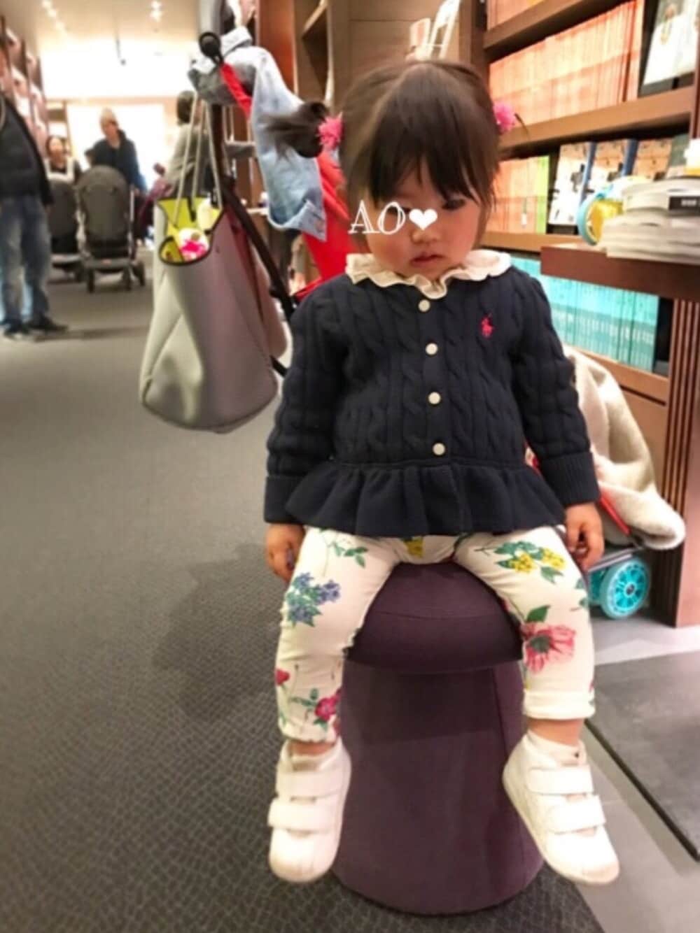 ブルー系のカーディガン/ボレロ、ホワイト系のパンツ、ホワイト系のロンパースを着用したキッズの春コーディネートの1枚目の写真