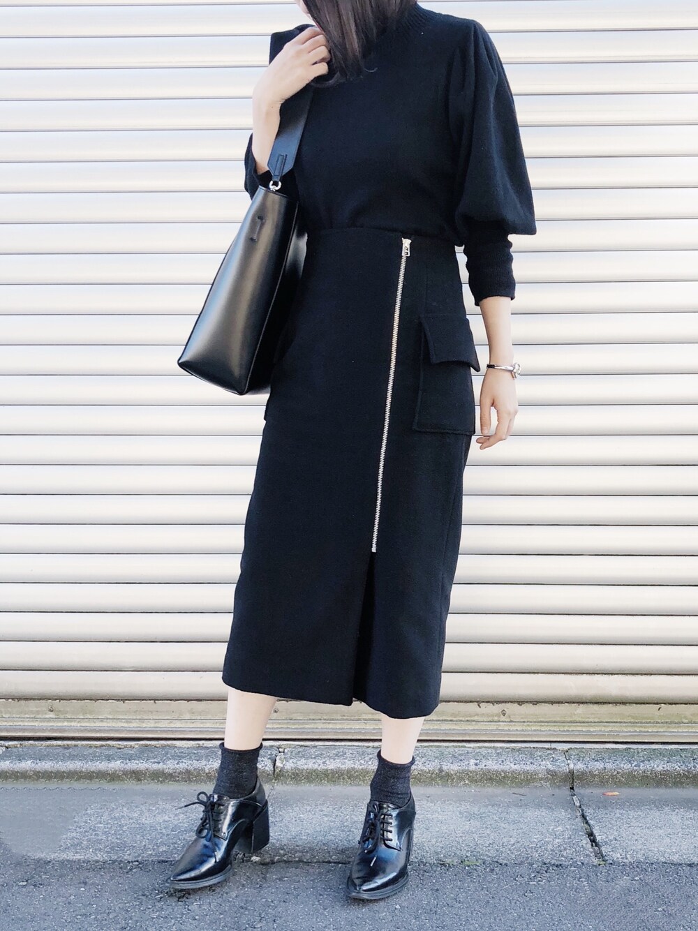 「オールブラック、黒、オールブラックコーデ、CLANE、休日スタイル、ootd、大人カジュアル」｜「CLANEのアイテム（スカート、ブラック系）」を使った、mahoさん（レディース・157cm）の冬コーディネートの1枚目の写真