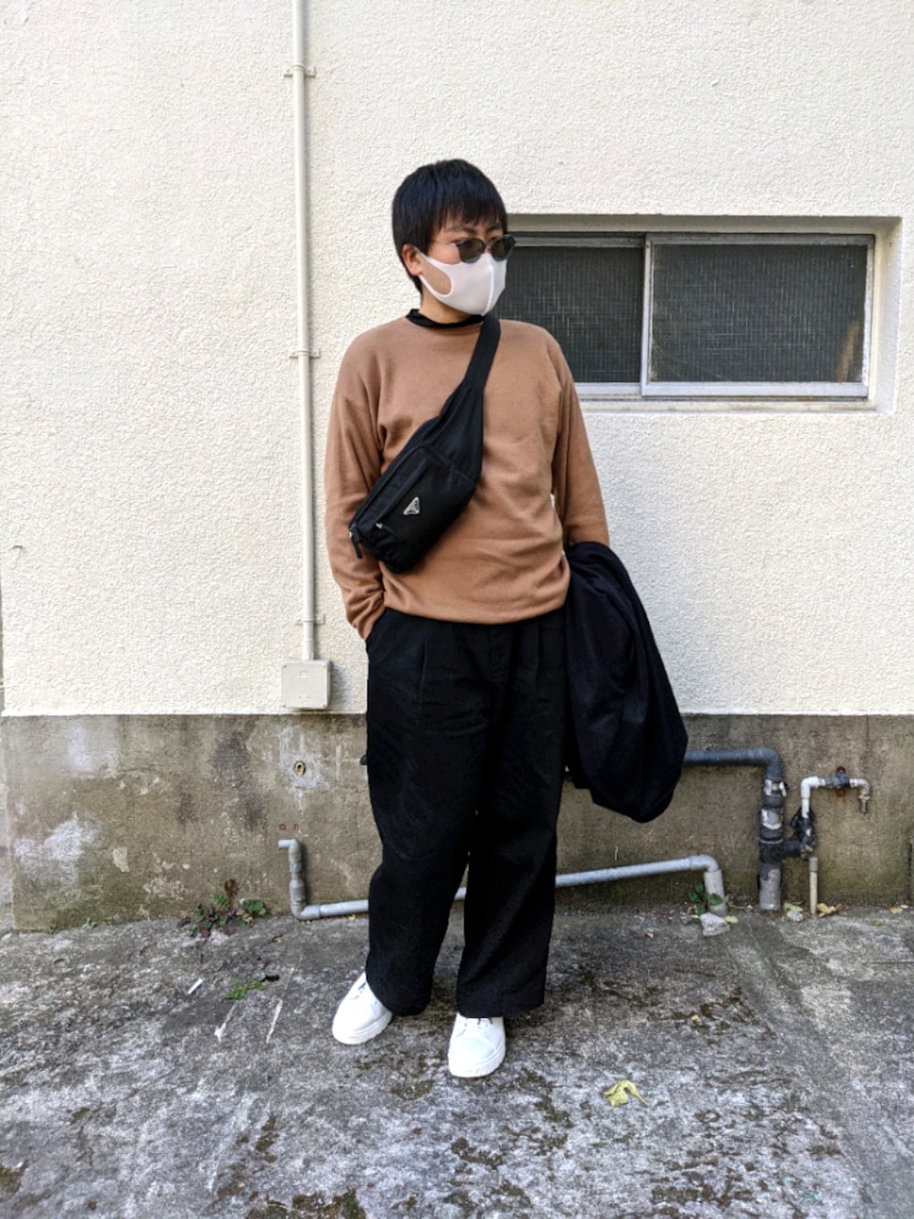 「休日スタイル、ブラウン、ワイドパンツ、デニッスラ、MB、プチプラコーデ、ニット、プラダ、ドクターマーチン、ユニクロ」｜「MBのワイドデニムスラックス（デニムパンツ、ブラック系）」を使った、04sasanishiki20さん（メンズ・180cm）の冬コーディネートの1枚目の写真