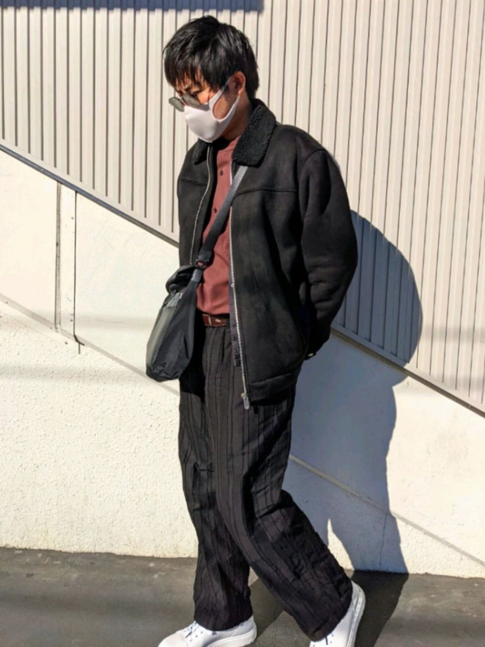 「休日スタイル、ワイドパンツ、ブラウン、ドクターマーチン、ブラック、カジュアル、ZARA、サングラス、インナーダウン、ボア」｜「GUのオーバーサイズスタンドカラーシャツ（シャツ/ブラウス、ブラウン系）」を使った、04sasanishiki20さん（メンズ・179cm）の冬コーディネートの1枚目の写真