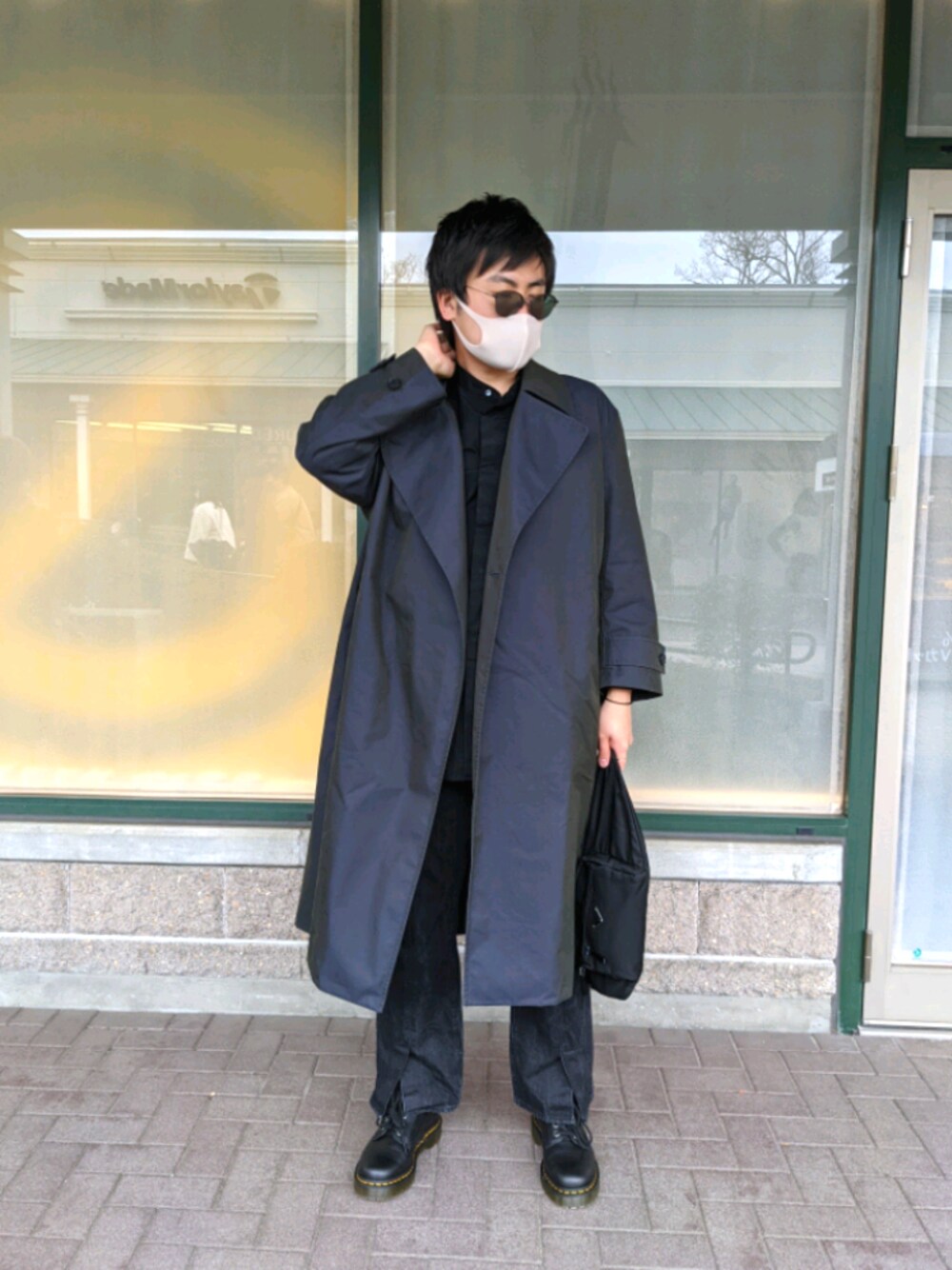 「レディース、レディース男子、ユニクロ、ブラック、ブーツ、休日スタイル、ジーユー、おしゃれさんと繋がりたい、プラダ、トレンチコート」｜「GUのアイテム（デニムパンツ、ブラック系）」を使った、04sasanishiki20さん（メンズ・180cm）の春コーディネートの1枚目の写真