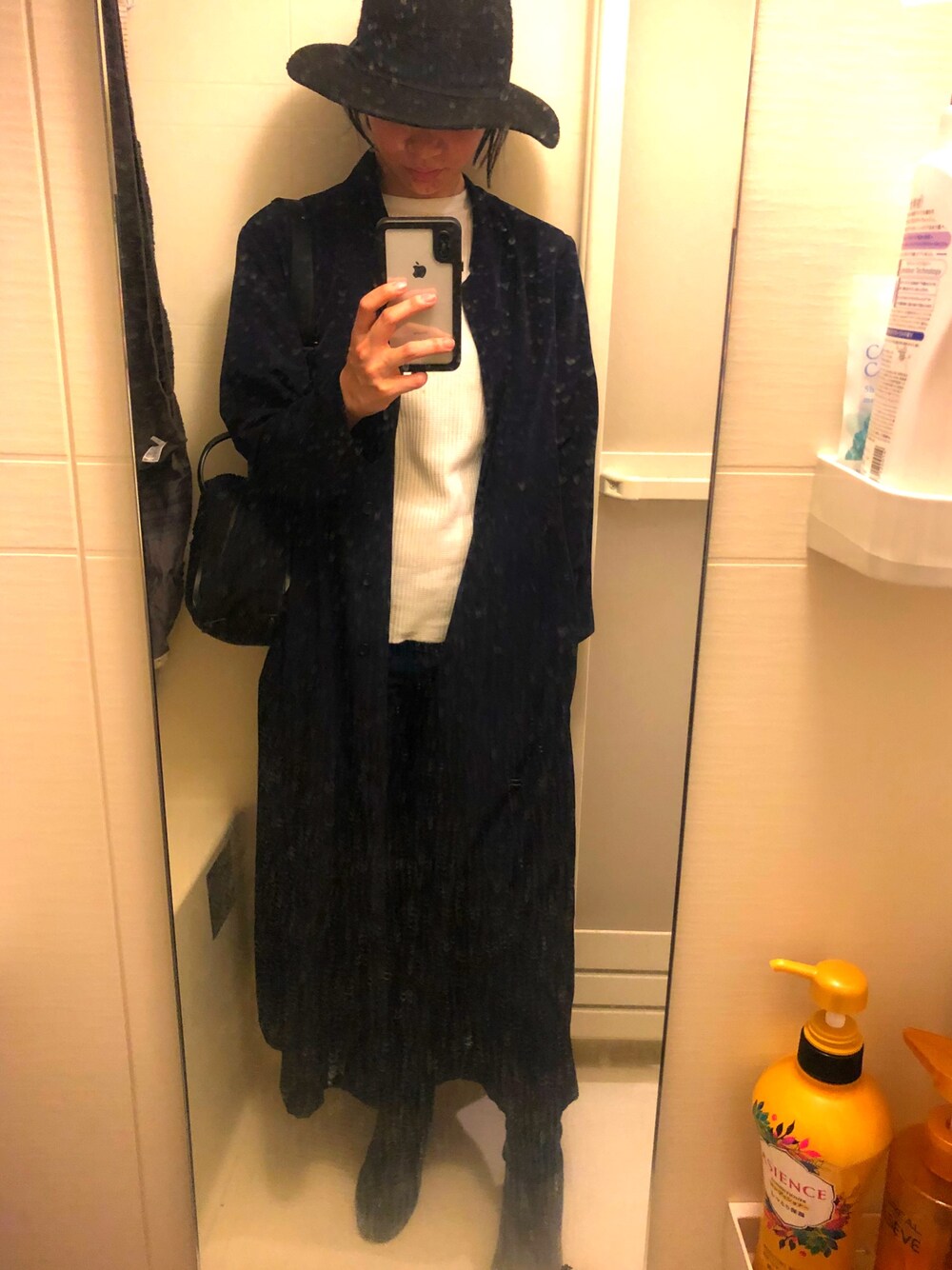 ホワイト系のTシャツ/カットソー、ブルー系のその他アウター、ブラック系のバッグを着用したレディースの夏コーディネートの1枚目の写真