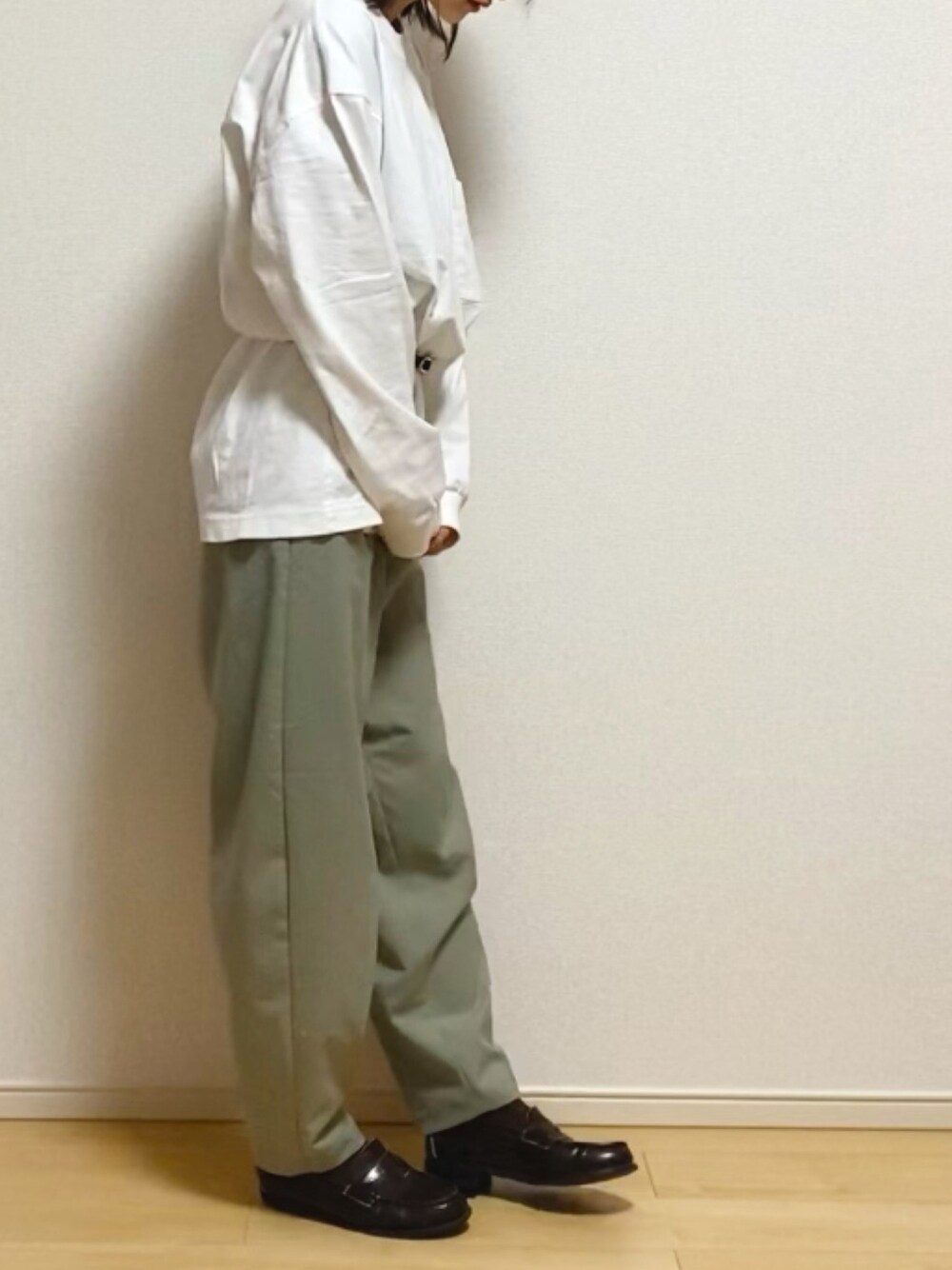 ホワイト系のTシャツ/カットソー、ブルー系のパンツ、ブラウン系のローファーを着用したレディースの春コーディネートの1枚目の写真
