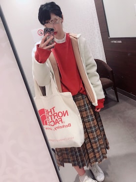 「アイテム（トートバッグ、レッド系）」を使った、ともさん（レディース・167cm）の冬コーディネート