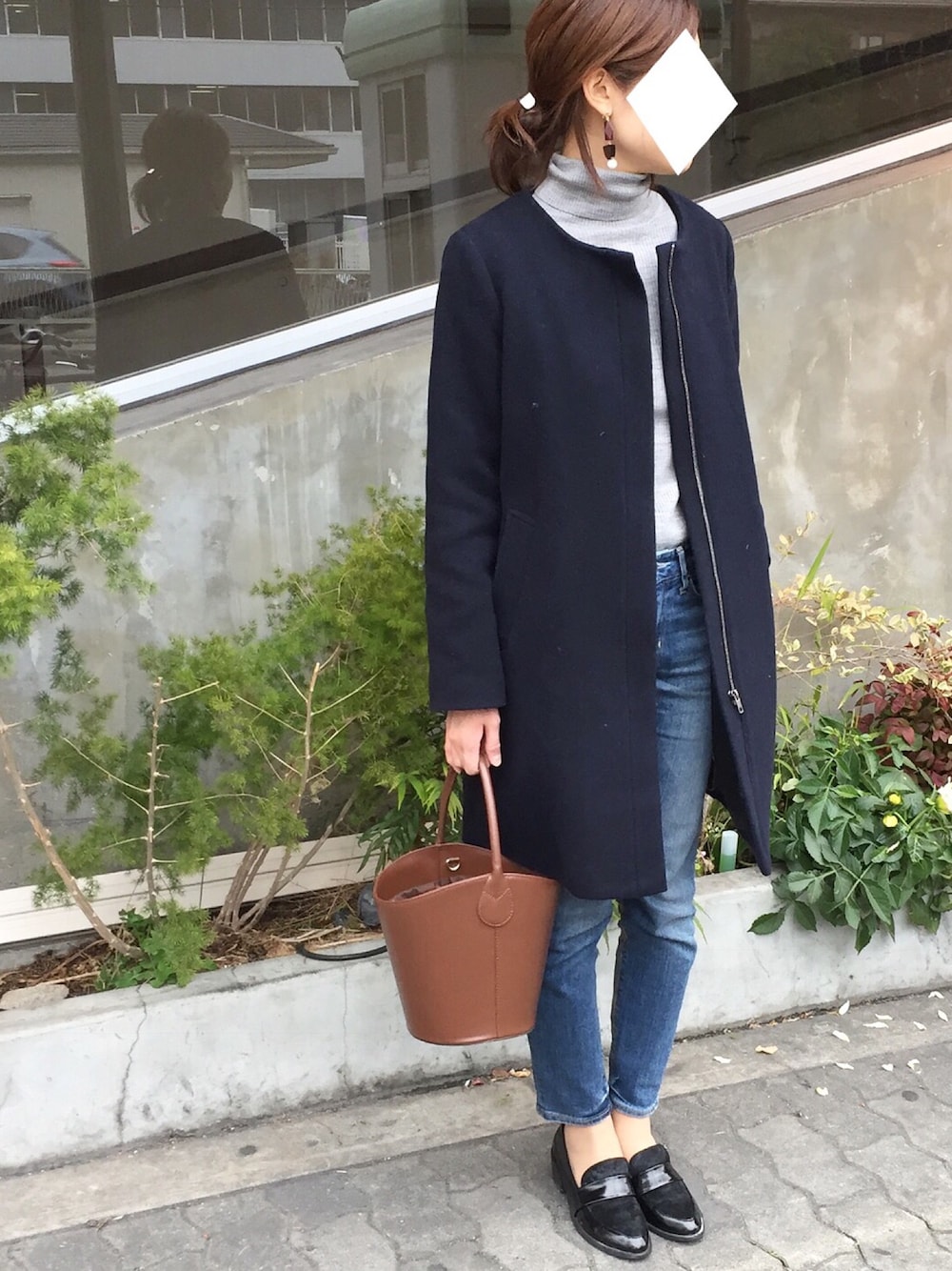 「おでかけ、大人カジュアル、デニム、ユニクロ、プチプラ、ママコーデ、タートルネック、ノーカラーコート、バケツバッグ、ネイビー×グレー」｜「studio CLIPのアイテム（ジャケット/アウター、ブルー系）」を使った、SioAiさん（レディース・161cm）の冬コーディネートの1枚目の写真