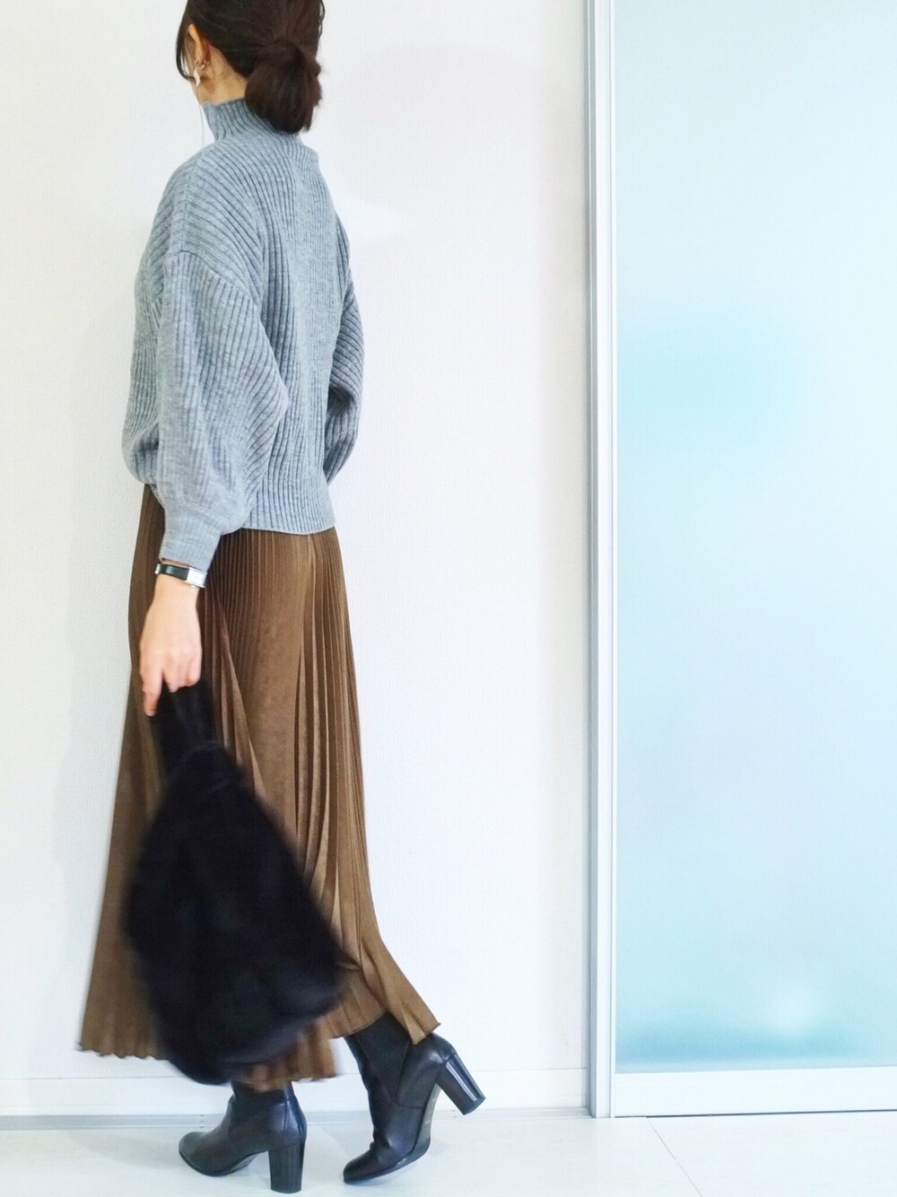 「シンプルコーデ、プチプラ、ショートブーツ、大人ガーリー、ファーバッグ、グレーニット、キュロット、titivate、楽チンコーデ、ボトルネック」｜「titivateのアイテム（ニット/セーター、グレー系）」を使った、SioAiさん（レディース・161cm）の冬コーディネートの1枚目の写真