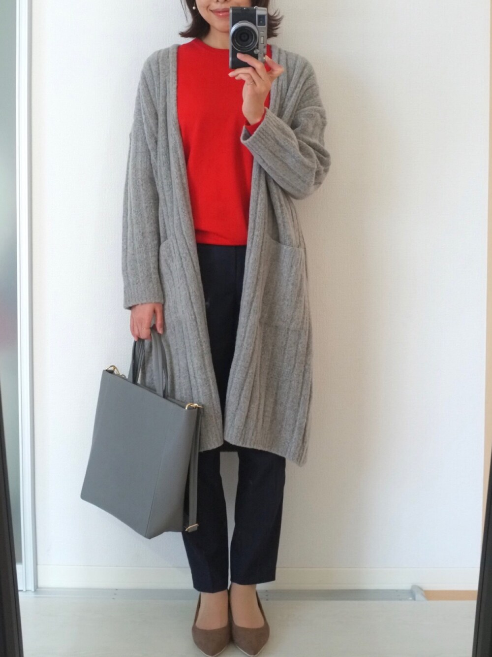 「シンプル、UNIQLO、ユニクロ、キレイめ、プチプラ、大人コーデ、赤ニット、パンツスタイル、ネイビー×レッド、アンクルパンツ」｜「UNIQLOのエクストラファインメリノクルーネックセーター（長袖）（ニット/セーター、レッド系）」を使った、SioAiさん（レディース・161cm）の冬コーディネートの1枚目の写真