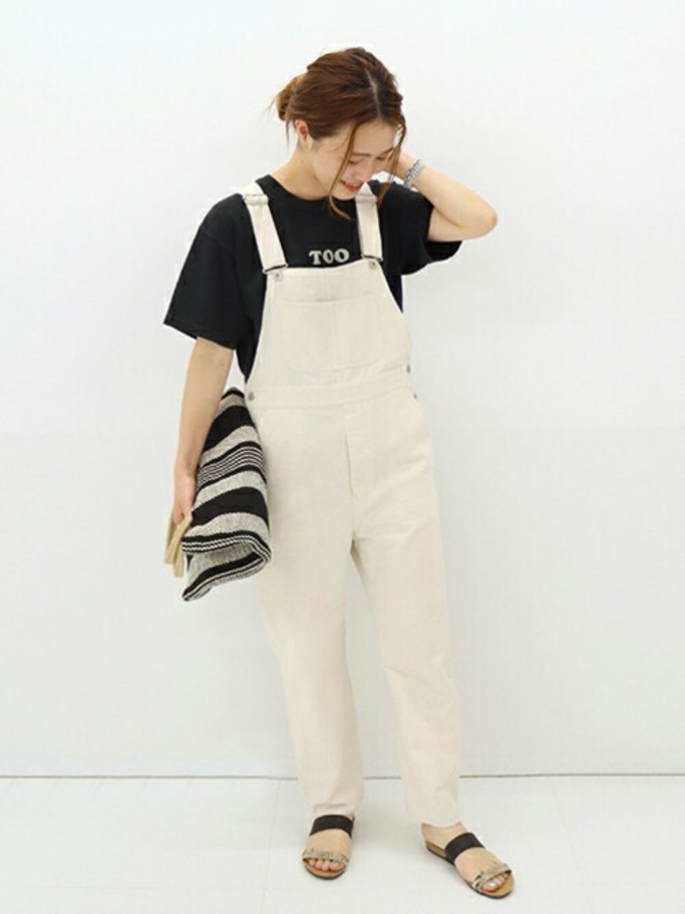 ベージュ系のサロペット/オーバーオール、ブラック系のTシャツ/カットソー、ホワイト系のトートバッグを着用したメンズの春コーディネートの1枚目の写真