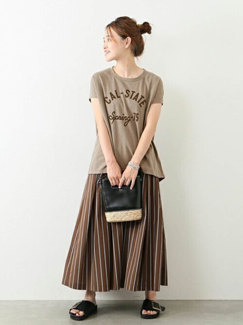 ブラウン系のTシャツ/カットソー、ブラウン系のスカート、ブラック系のショルダーバッグを着用したメンズの夏コーディネートの1枚目の写真