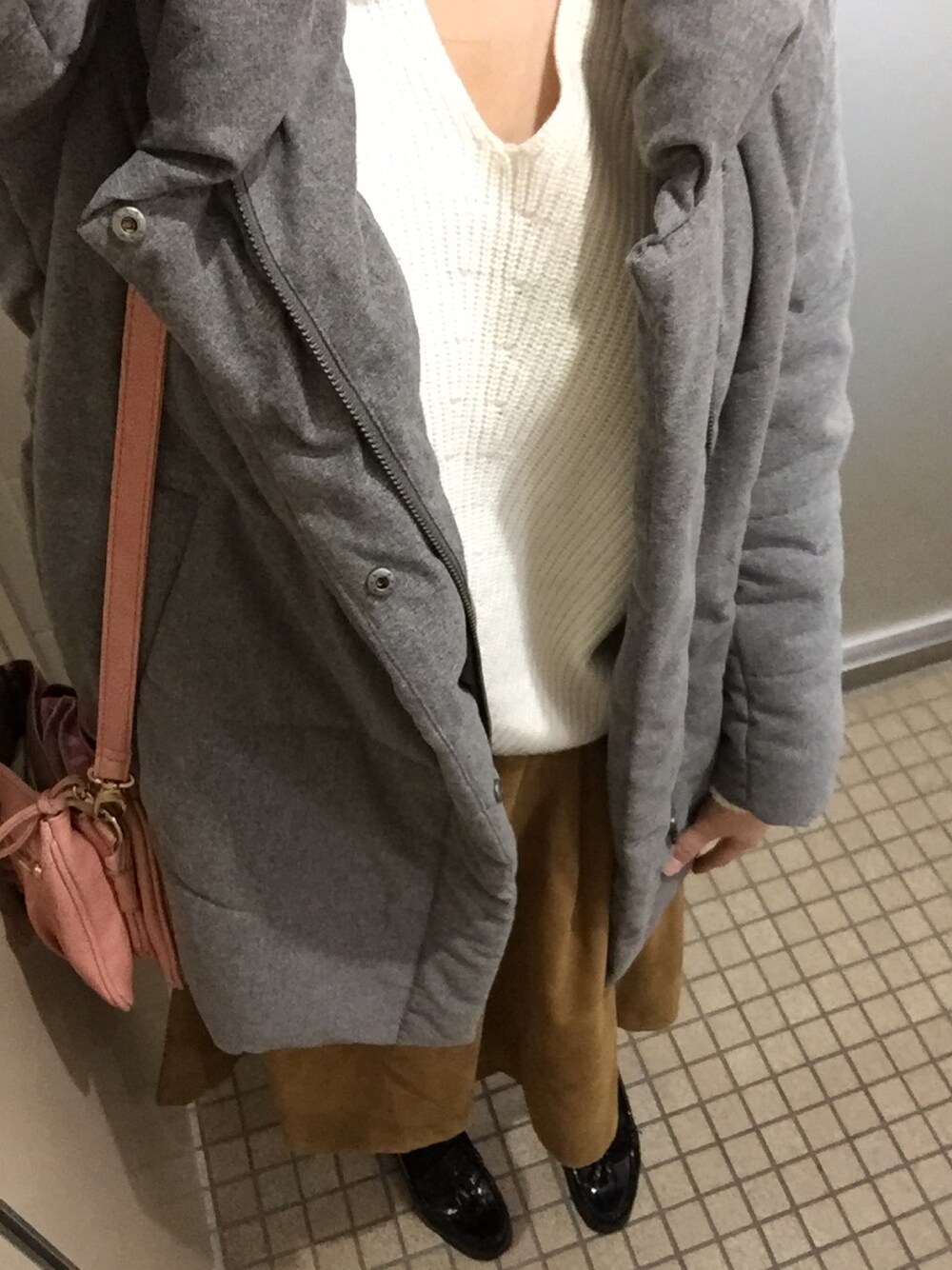 「ダウンコート、UNIQLO、ホワイトニット、キャメルスカート、スウェードスカート」｜「UNIQLOのアイテム（ニット/セーター、ホワイト系）」を使った、maiさん（レディース・164cm）の冬コーディネートの1枚目の写真