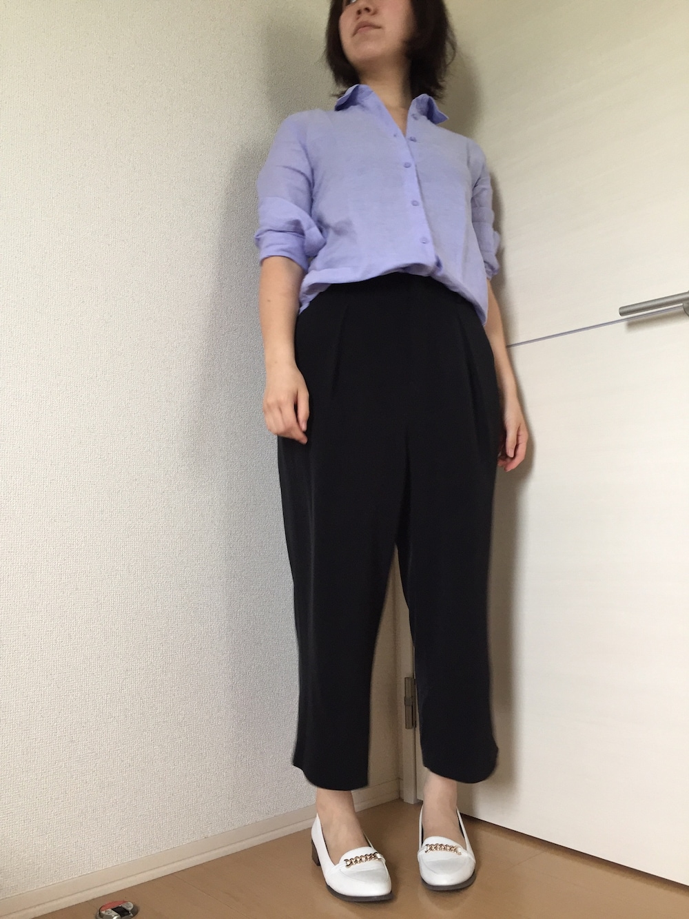 「ユニクロ、UNIQLO、プレミアムリネンシャツ、リネンシャツ、パープル、ラベンダー、お仕事コーデ」｜「UNIQLOのWOMEN プレミアムリネンシャツ（長袖）A（シャツ/ブラウス、パープル系）」を使った、maiさん（レディース・164cm）の夏コーディネートの1枚目の写真
