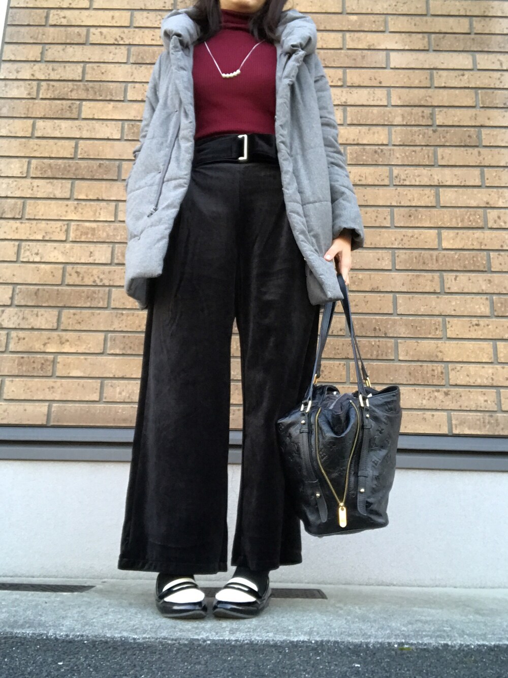 「UNIQLO、ユニクロ、GU、ジーユー、タートル、エクストラファインメリノリブタートルネックセーター、ワインレッド、ベロアパンツ」｜「UNIQLOのエクストラファインメリノリブタートルネックセーター（長袖）（ニット/セーター、レッド系）」を使った、maiさん（レディース・164cm）の冬コーディネートの1枚目の写真